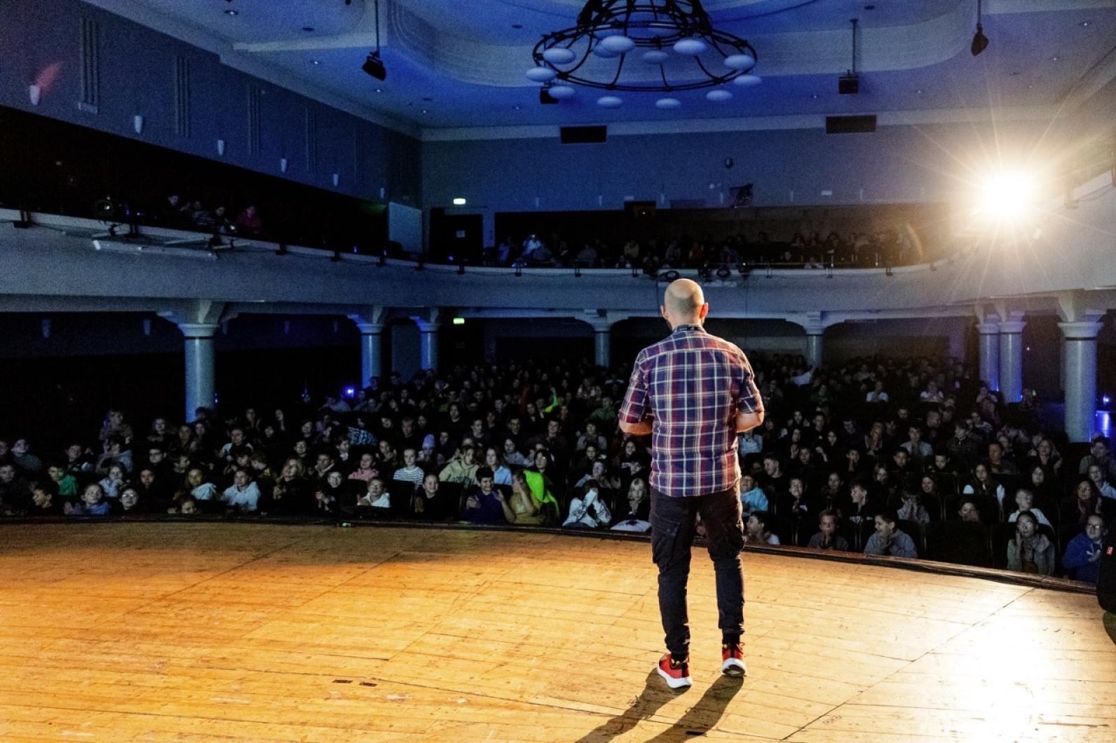 Zdjęcie w galerii na portalu naszraciborz.pl: WIATRAKI już kręcą. Ruszył raciborski festiwal podróżniczy [FOTO] wiadomości z regionu
