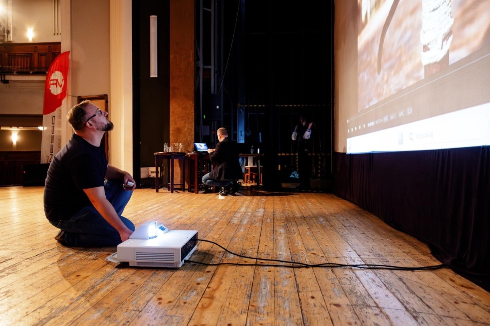 Zdjęcie w galerii na portalu naszraciborz.pl: WIATRAKI już kręcą. Ruszył raciborski festiwal podróżniczy [FOTO] wiadomości z regionu