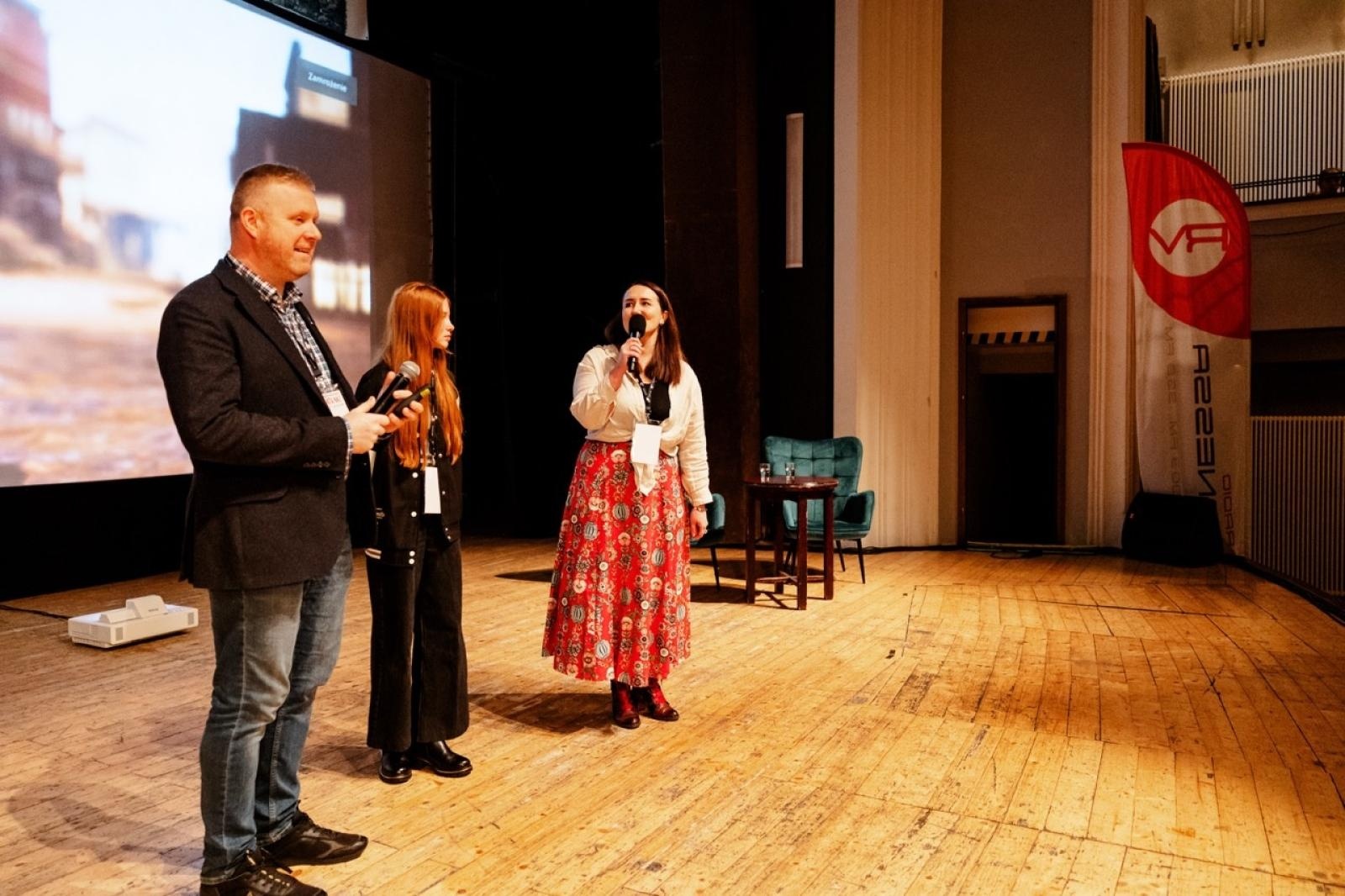 Zdjęcie w galerii na portalu naszraciborz.pl: WIATRAKI już kręcą. Ruszył raciborski festiwal podróżniczy [FOTO] wiadomości z regionu