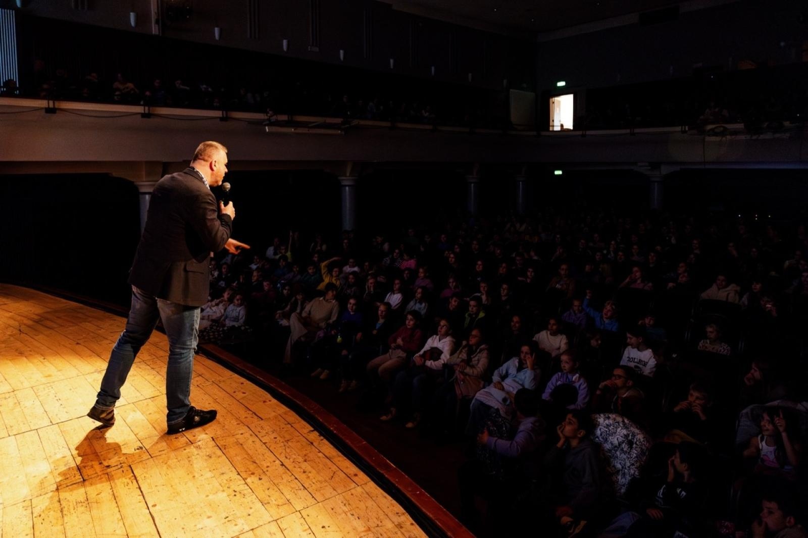 Zdjęcie w galerii na portalu naszraciborz.pl: WIATRAKI już kręcą. Ruszył raciborski festiwal podróżniczy [FOTO] wiadomości z regionu