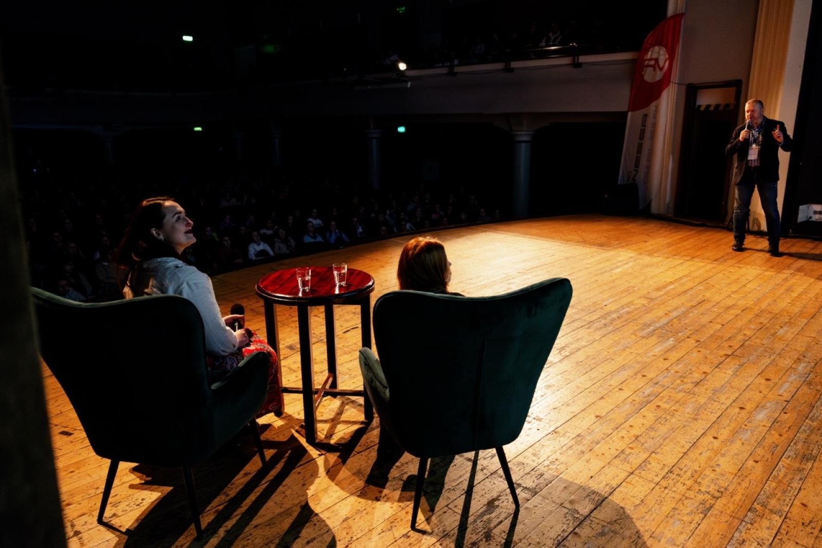 Zdjęcie w galerii na portalu naszraciborz.pl: WIATRAKI już kręcą. Ruszył raciborski festiwal podróżniczy [FOTO] wiadomości z regionu