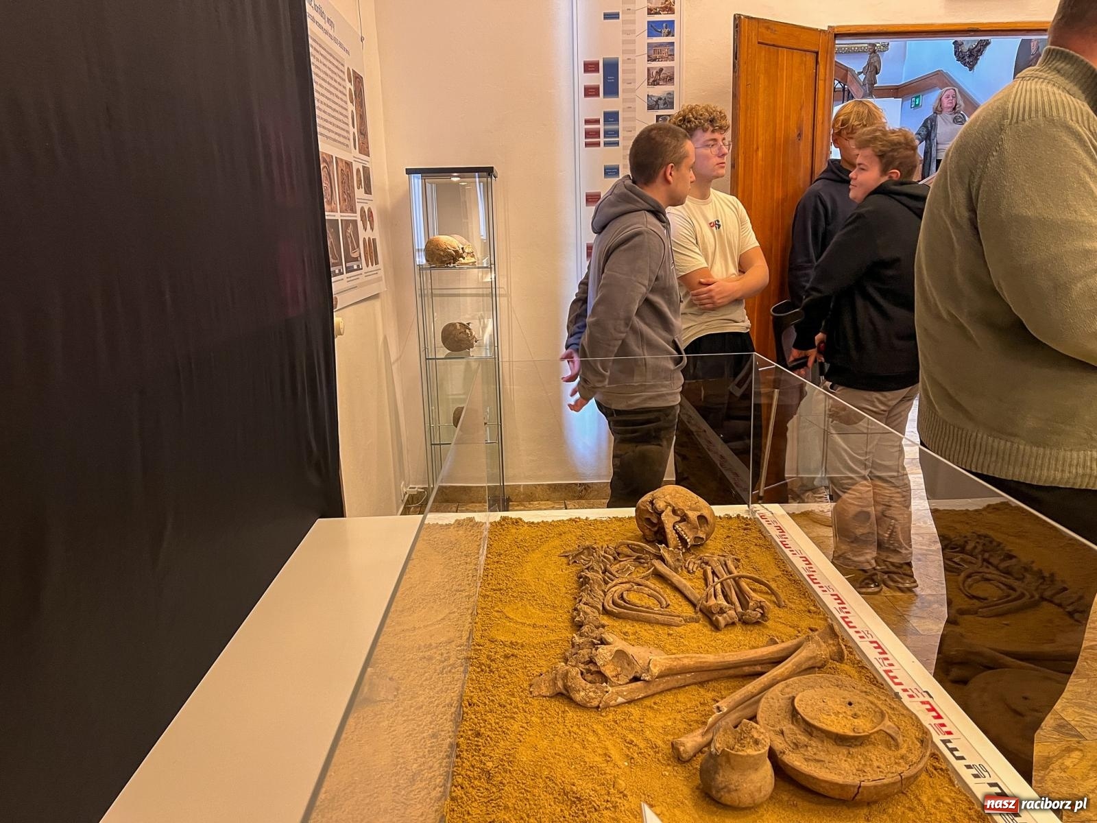 Zdjęcie w galerii na portalu naszraciborz.pl: W Raciborzu o najdawniejszych śladach osadnictwa i odkryciach archeologicznych – konferencja i otwarcie wystawy w Muzeum wiadomości z regionu