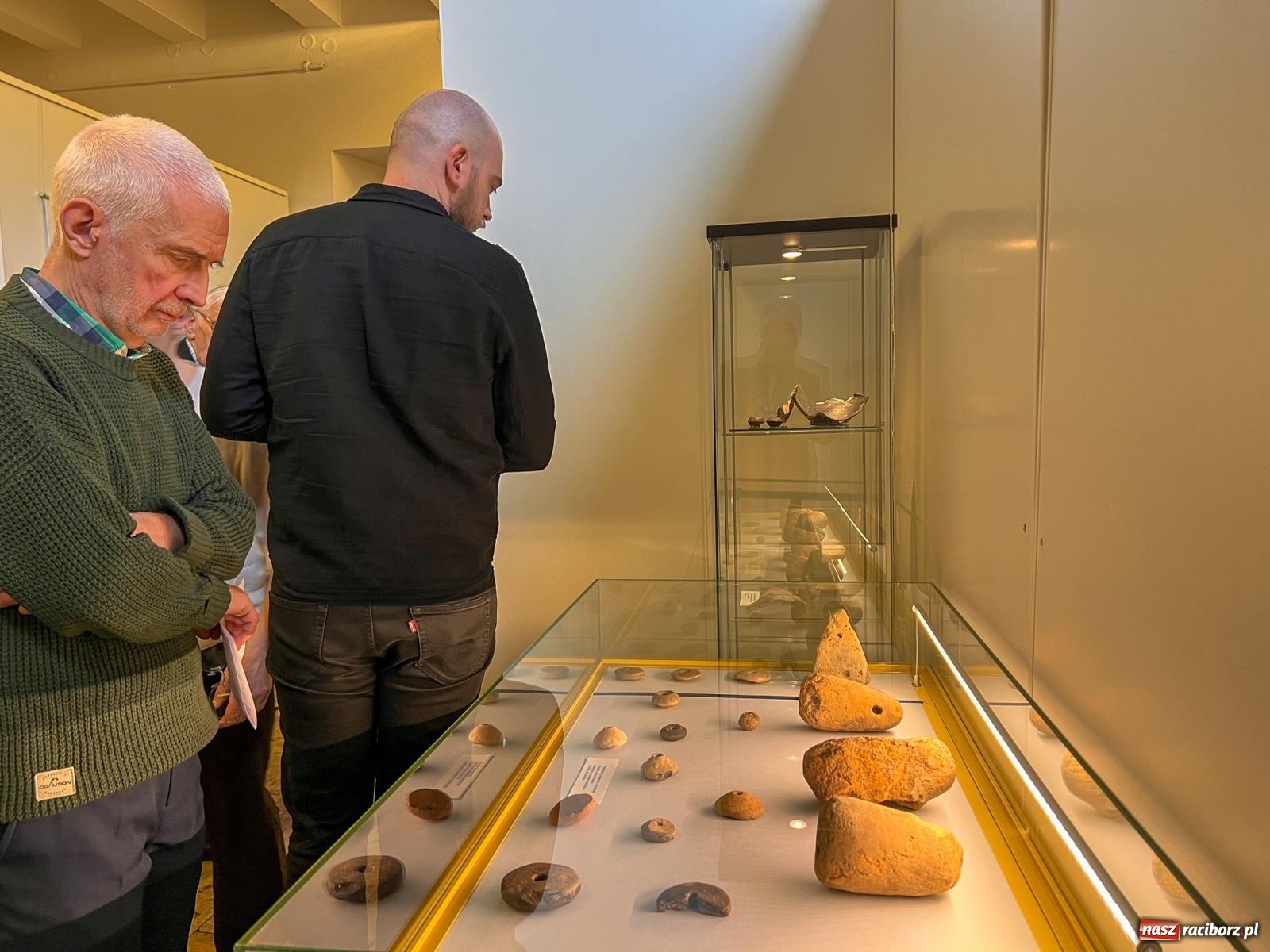Zdjęcie w galerii na portalu naszraciborz.pl: W Raciborzu o najdawniejszych śladach osadnictwa i odkryciach archeologicznych – konferencja i otwarcie wystawy w Muzeum wiadomości z regionu