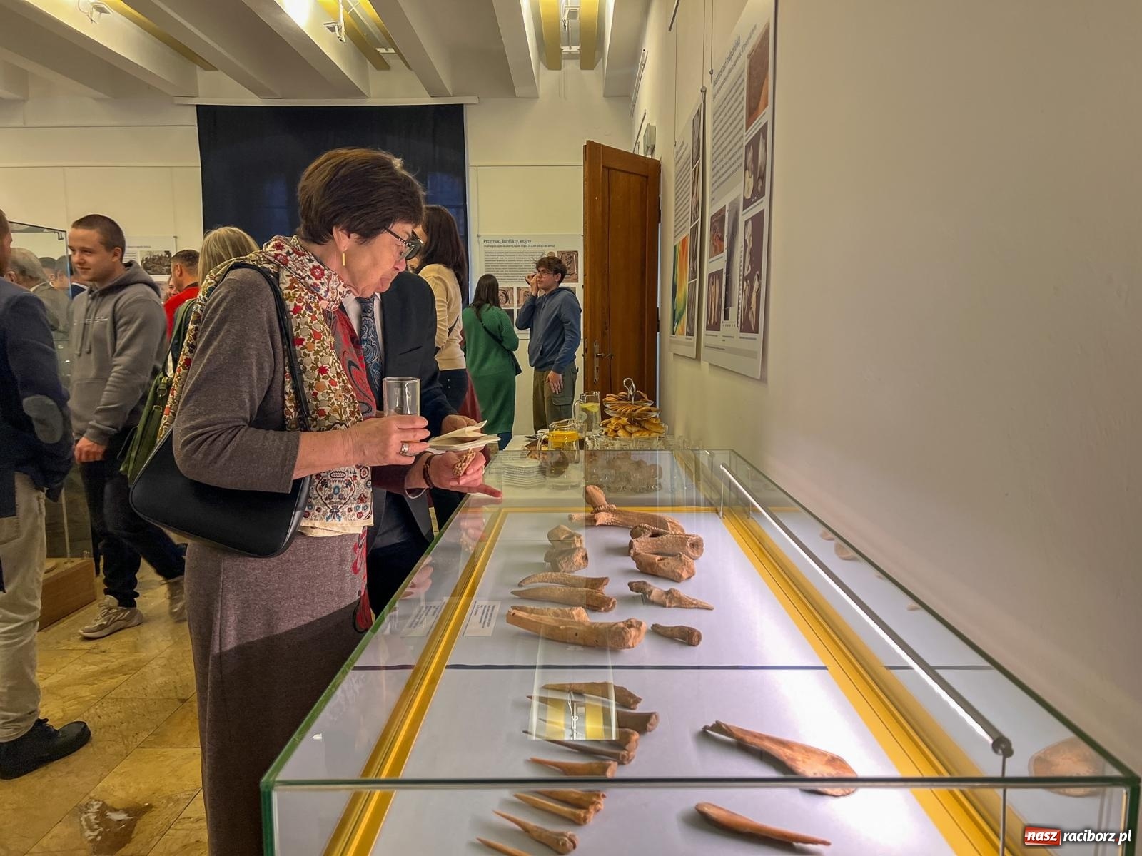 Zdjęcie w galerii na portalu naszraciborz.pl: W Raciborzu o najdawniejszych śladach osadnictwa i odkryciach archeologicznych – konferencja i otwarcie wystawy w Muzeum wiadomości z regionu