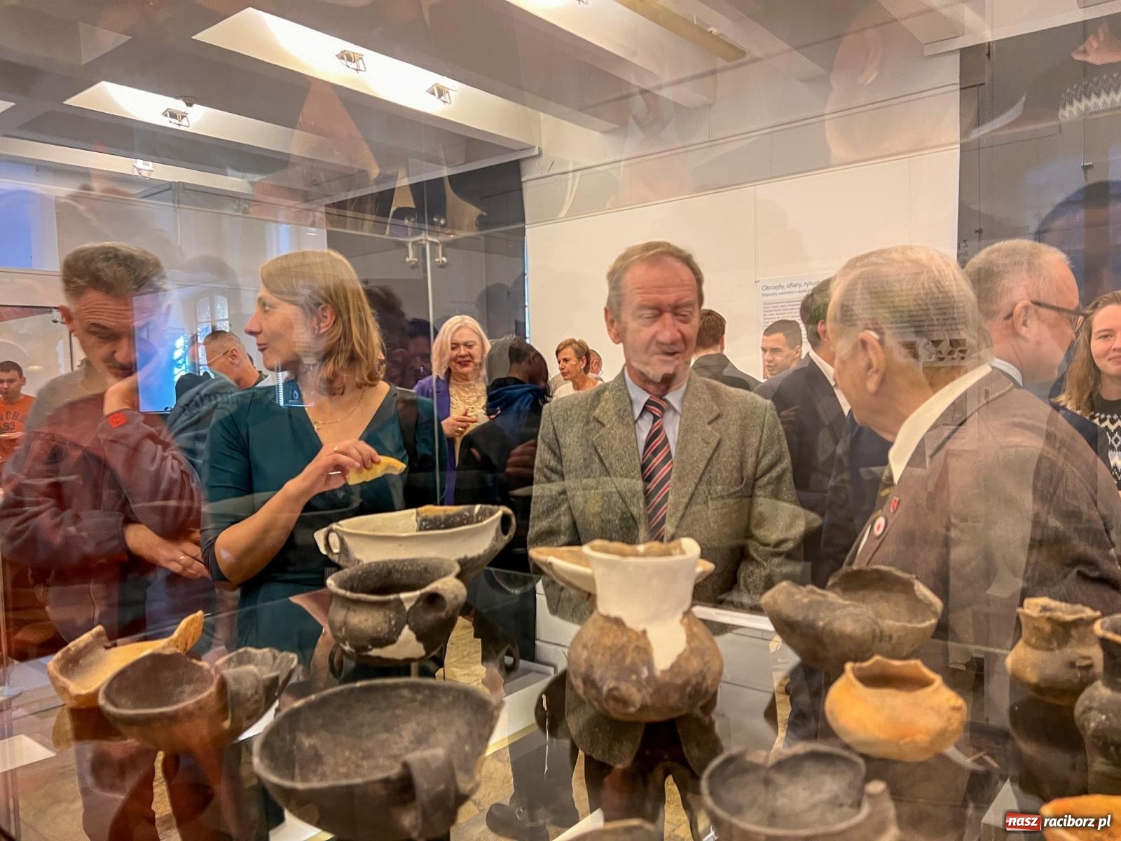 Zdjęcie w galerii na portalu naszraciborz.pl: W Raciborzu o najdawniejszych śladach osadnictwa i odkryciach archeologicznych – konferencja i otwarcie wystawy w Muzeum wiadomości z regionu