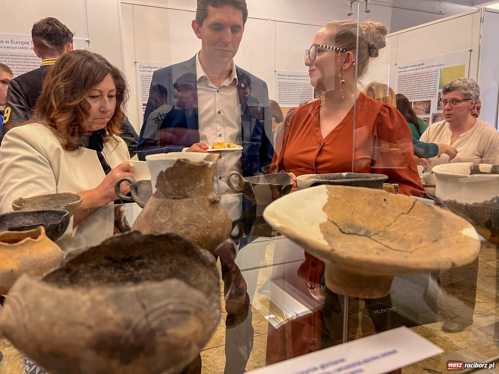 Zdjęcie w galerii na portalu naszraciborz.pl: W Raciborzu o najdawniejszych śladach osadnictwa i odkryciach archeologicznych – konferencja i otwarcie wystawy w Muzeum wiadomości z regionu