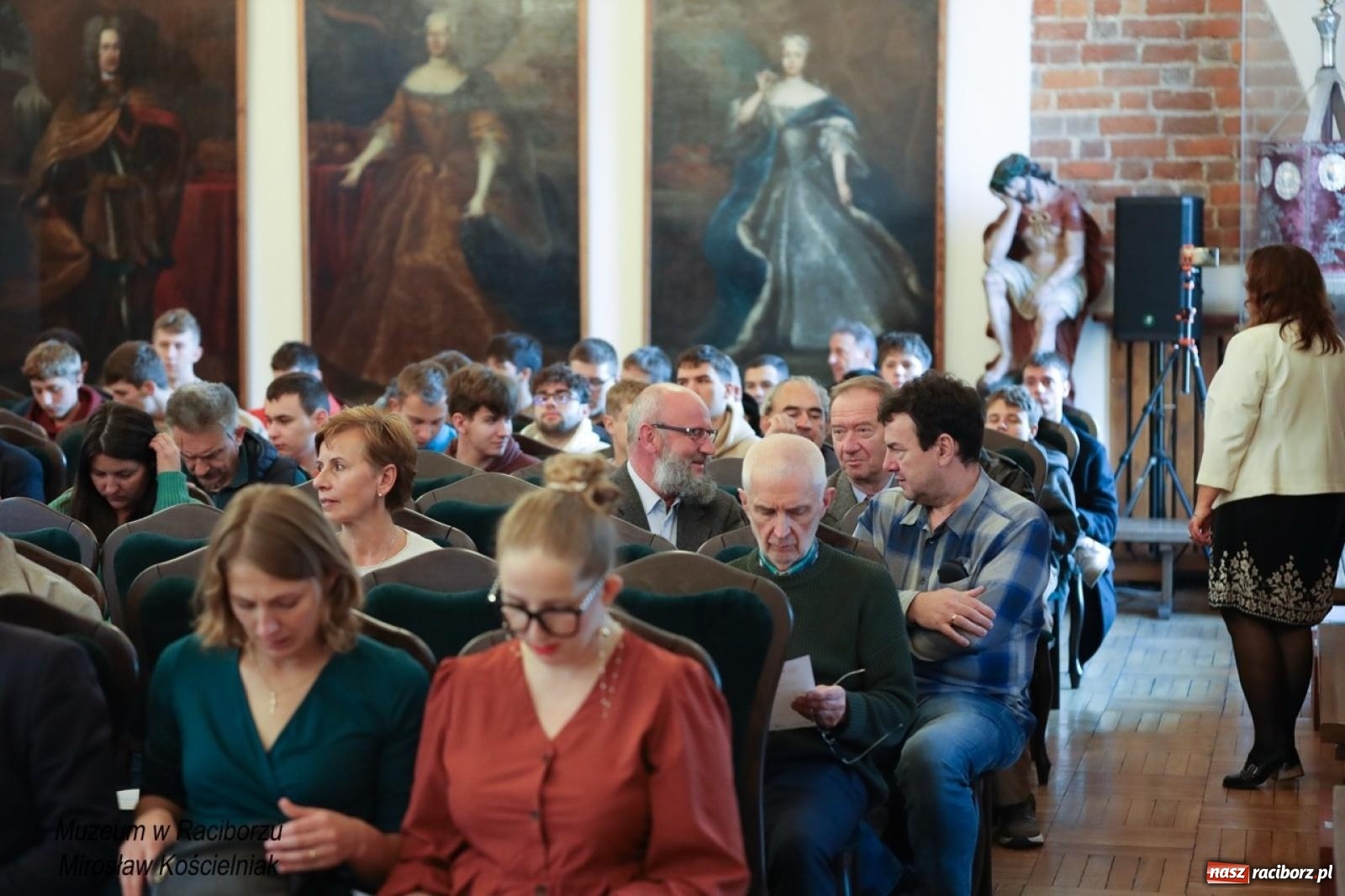 Zdjęcie w galerii na portalu naszraciborz.pl: W Raciborzu o najdawniejszych śladach osadnictwa i odkryciach archeologicznych – konferencja i otwarcie wystawy w Muzeum wiadomości z regionu
