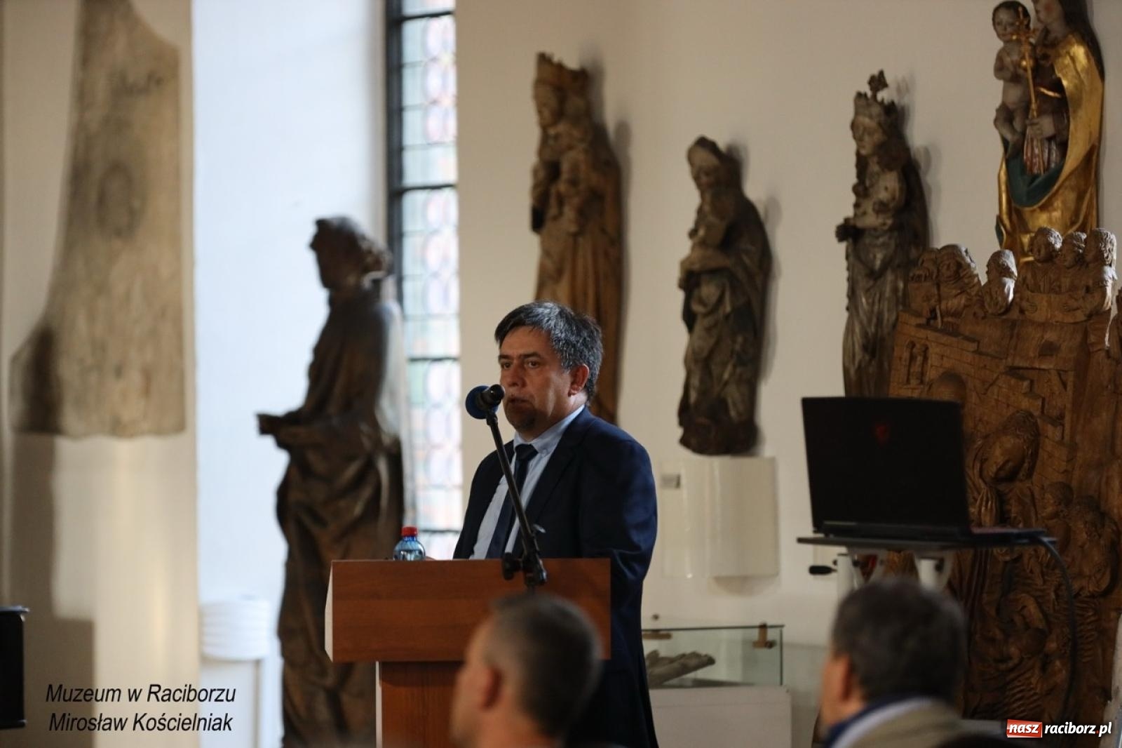 Zdjęcie w galerii na portalu naszraciborz.pl: W Raciborzu o najdawniejszych śladach osadnictwa i odkryciach archeologicznych – konferencja i otwarcie wystawy w Muzeum wiadomości z regionu