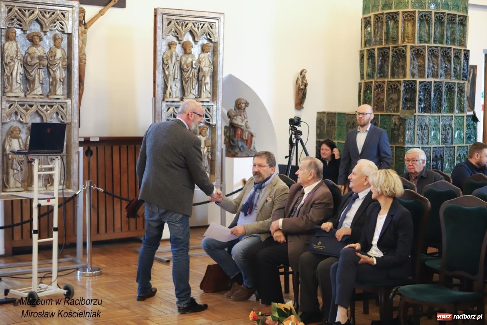 Zdjęcie w galerii na portalu naszraciborz.pl: W Raciborzu o najdawniejszych śladach osadnictwa i odkryciach archeologicznych – konferencja i otwarcie wystawy w Muzeum wiadomości z regionu