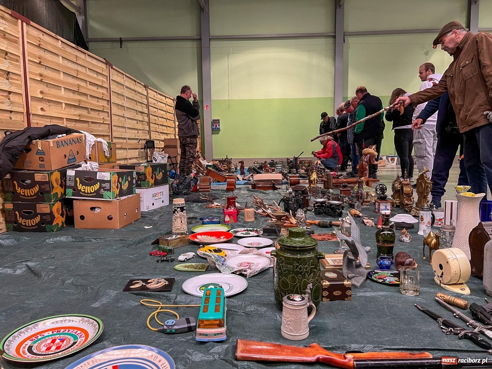Zdjęcie w galerii na portalu naszraciborz.pl: Spora frekwencja na targu staroci w Pietrowicach Wielkich wiadomości z regionu