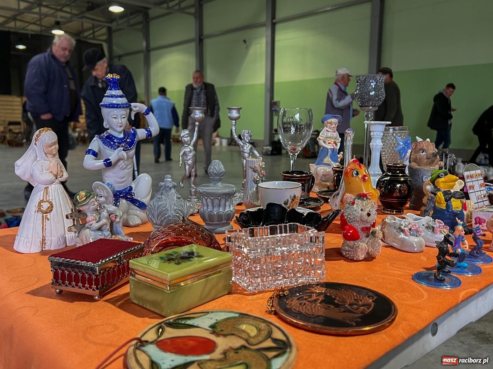 Zdjęcie w galerii na portalu naszraciborz.pl: Spora frekwencja na targu staroci w Pietrowicach Wielkich wiadomości z regionu