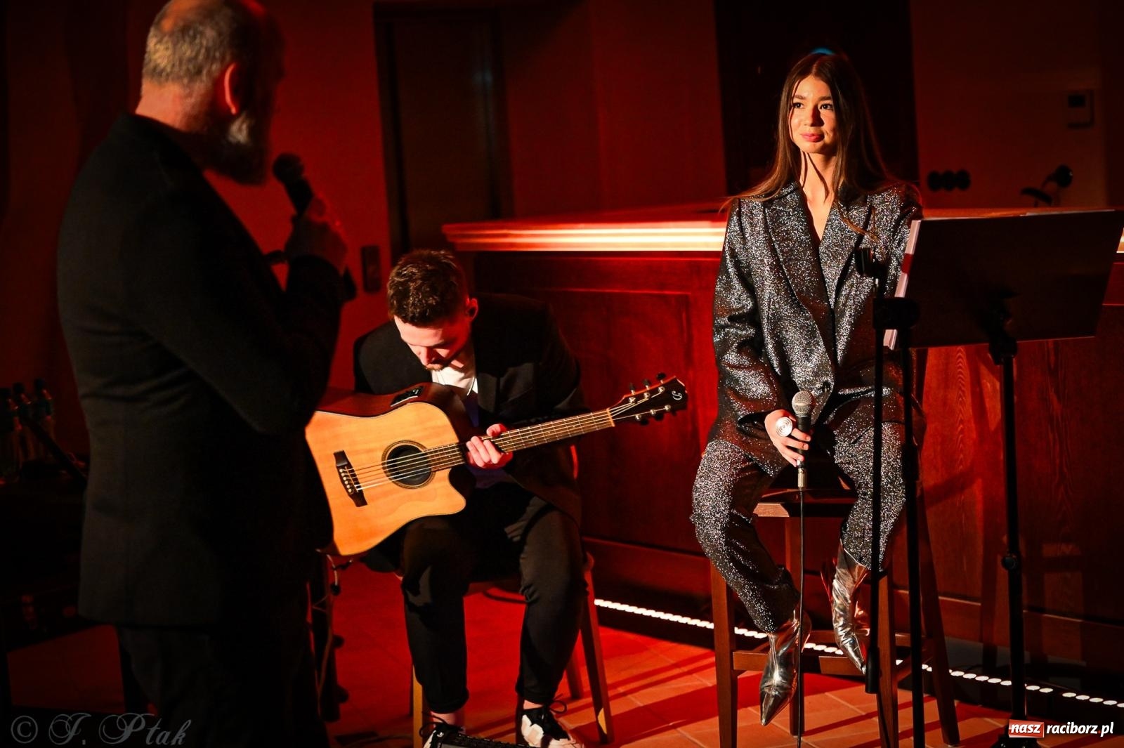Zdjęcie w galerii na portalu naszraciborz.pl: EMI unplugged. Magiczny pierwszy koncert w zamkowej piwnicy [FOTO i WIDEO] wiadomości z regionu