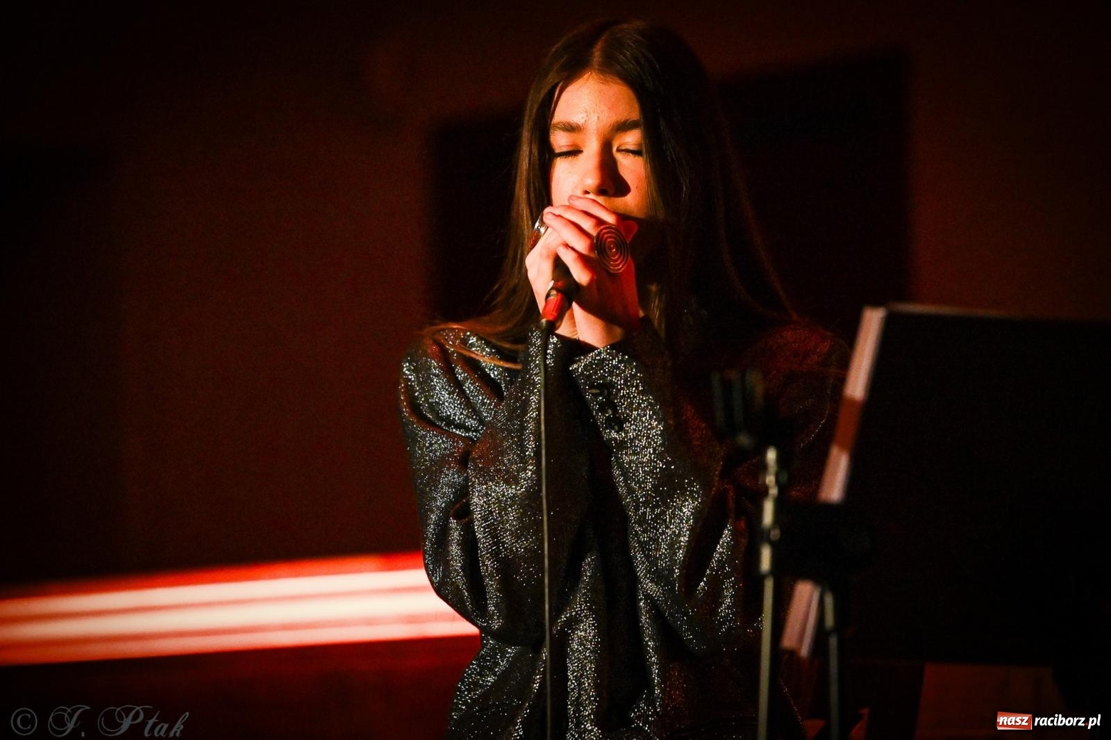 Zdjęcie w galerii na portalu naszraciborz.pl: EMI unplugged. Magiczny pierwszy koncert w zamkowej piwnicy [FOTO i WIDEO] wiadomości z regionu