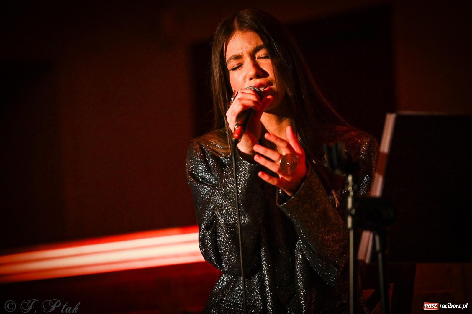 Zdjęcie w galerii na portalu naszraciborz.pl: EMI unplugged. Magiczny pierwszy koncert w zamkowej piwnicy [FOTO i WIDEO] wiadomości z regionu