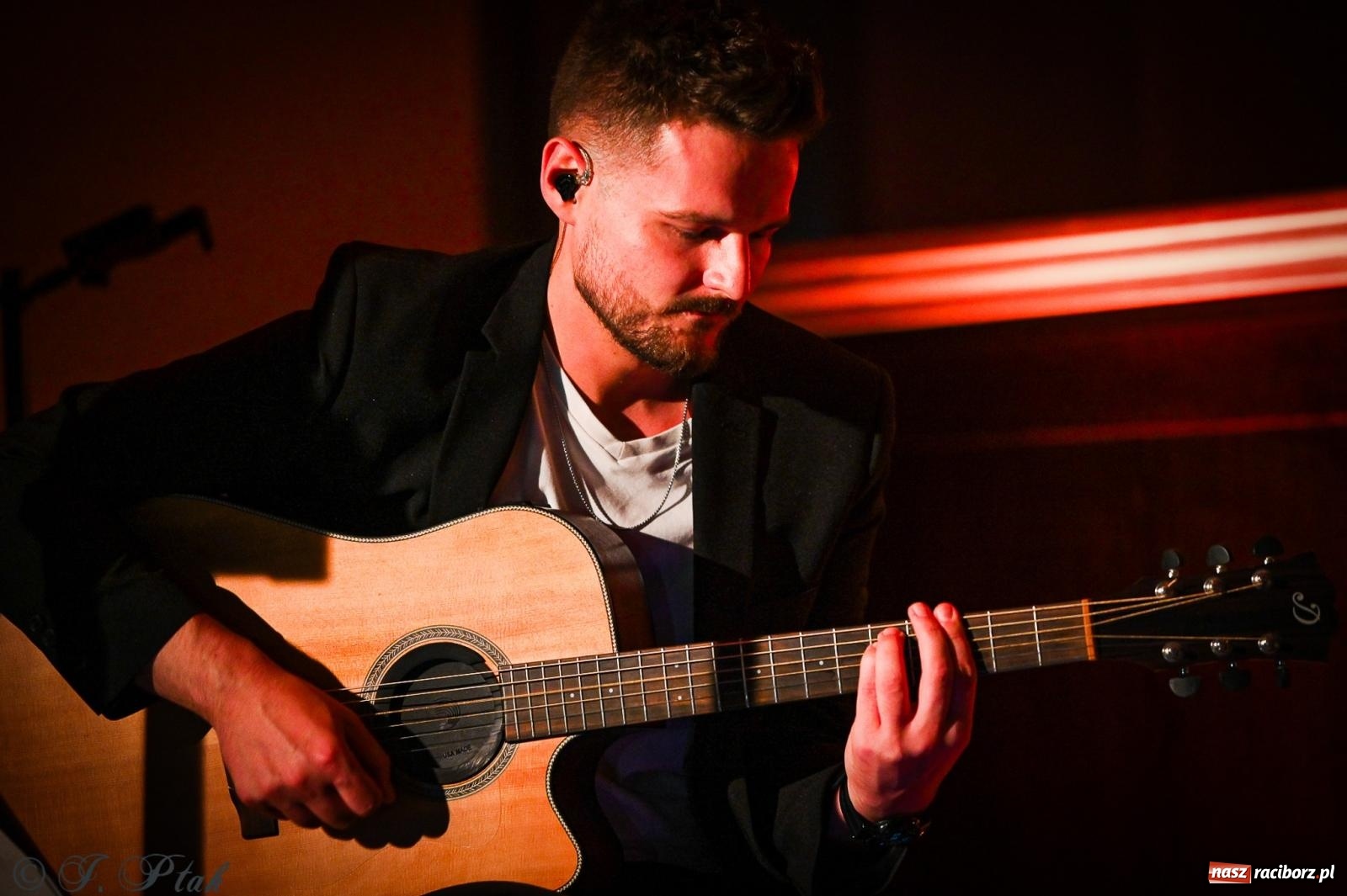 Zdjęcie w galerii na portalu naszraciborz.pl: EMI unplugged. Magiczny pierwszy koncert w zamkowej piwnicy [FOTO i WIDEO] wiadomości z regionu