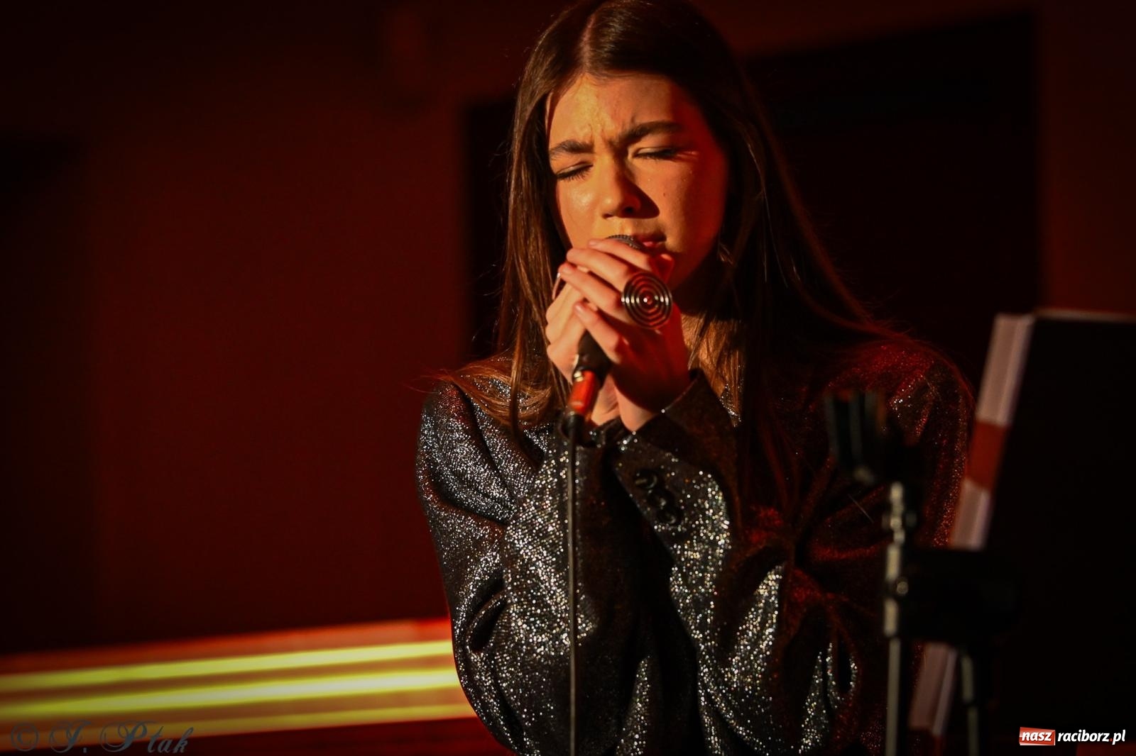 Zdjęcie w galerii na portalu naszraciborz.pl: EMI unplugged. Magiczny pierwszy koncert w zamkowej piwnicy [FOTO i WIDEO] wiadomości z regionu