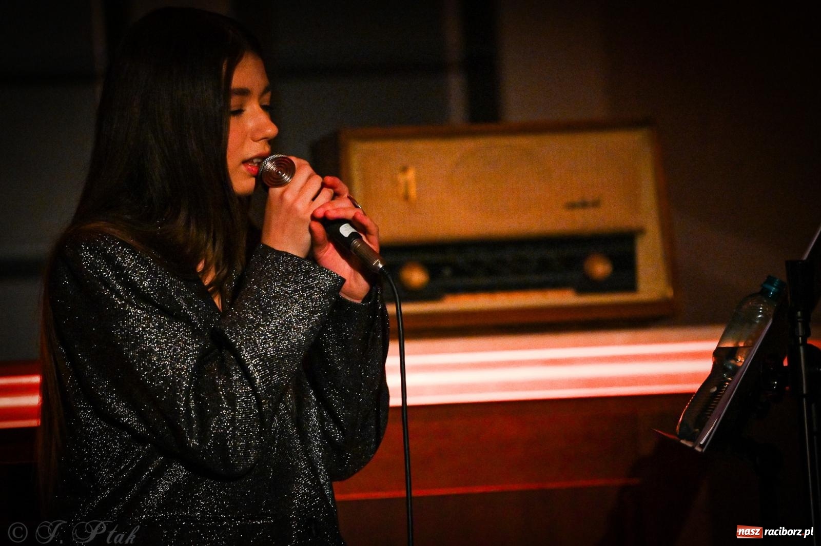 Zdjęcie w galerii na portalu naszraciborz.pl: EMI unplugged. Magiczny pierwszy koncert w zamkowej piwnicy [FOTO i WIDEO] wiadomości z regionu