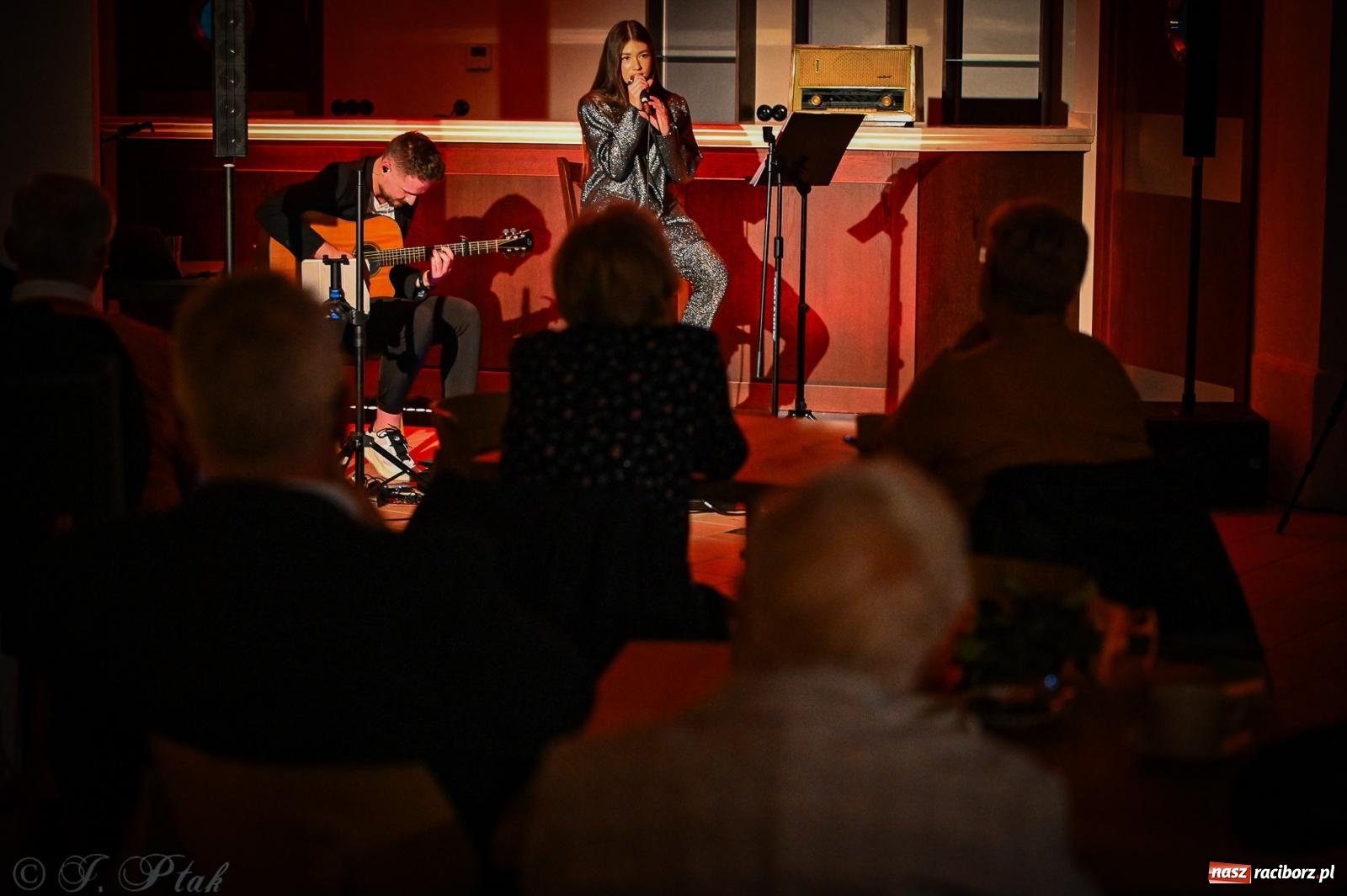 Zdjęcie w galerii na portalu naszraciborz.pl: EMI unplugged. Magiczny pierwszy koncert w zamkowej piwnicy [FOTO i WIDEO] wiadomości z regionu