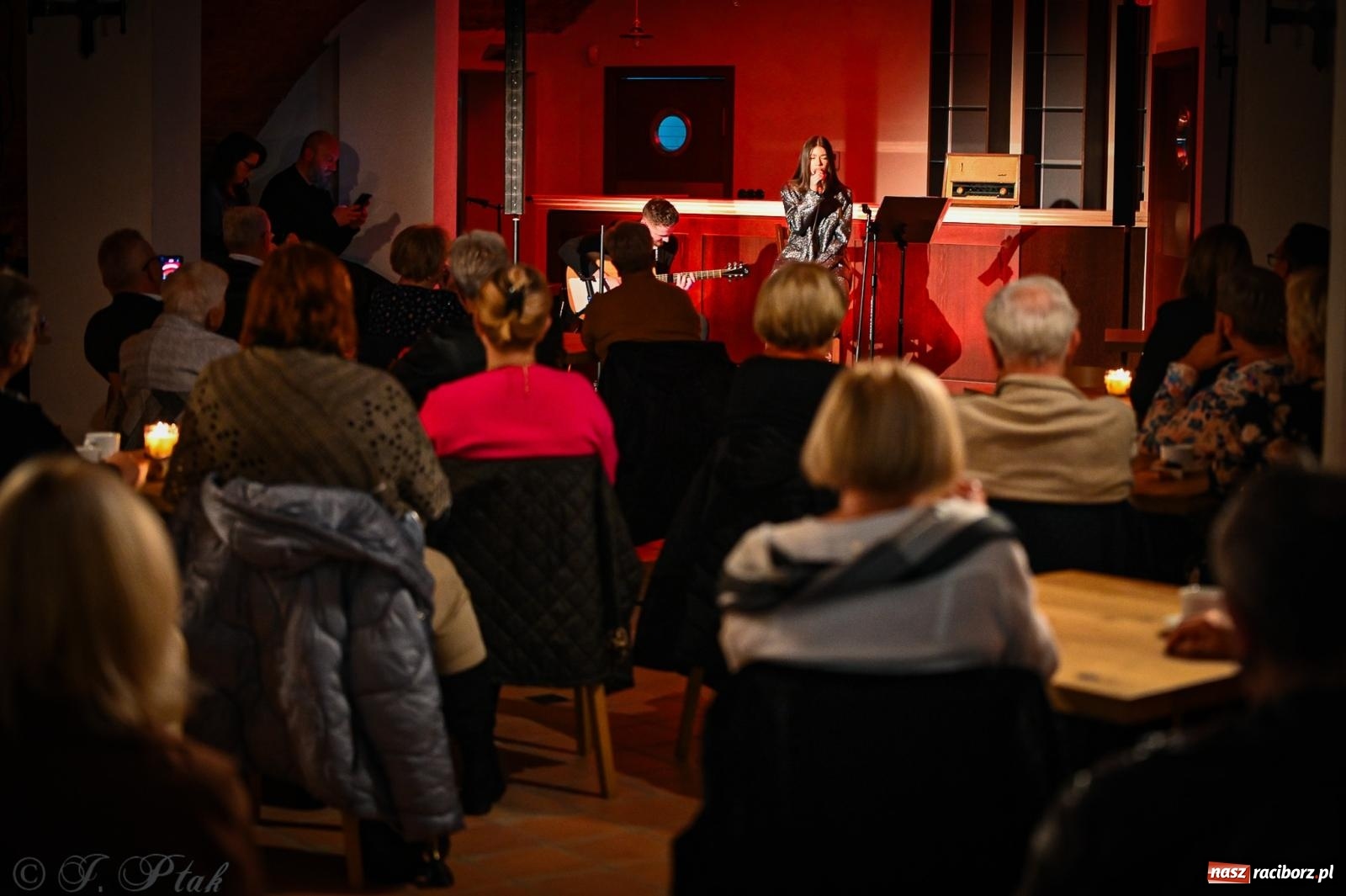 Zdjęcie w galerii na portalu naszraciborz.pl: EMI unplugged. Magiczny pierwszy koncert w zamkowej piwnicy [FOTO i WIDEO] wiadomości z regionu