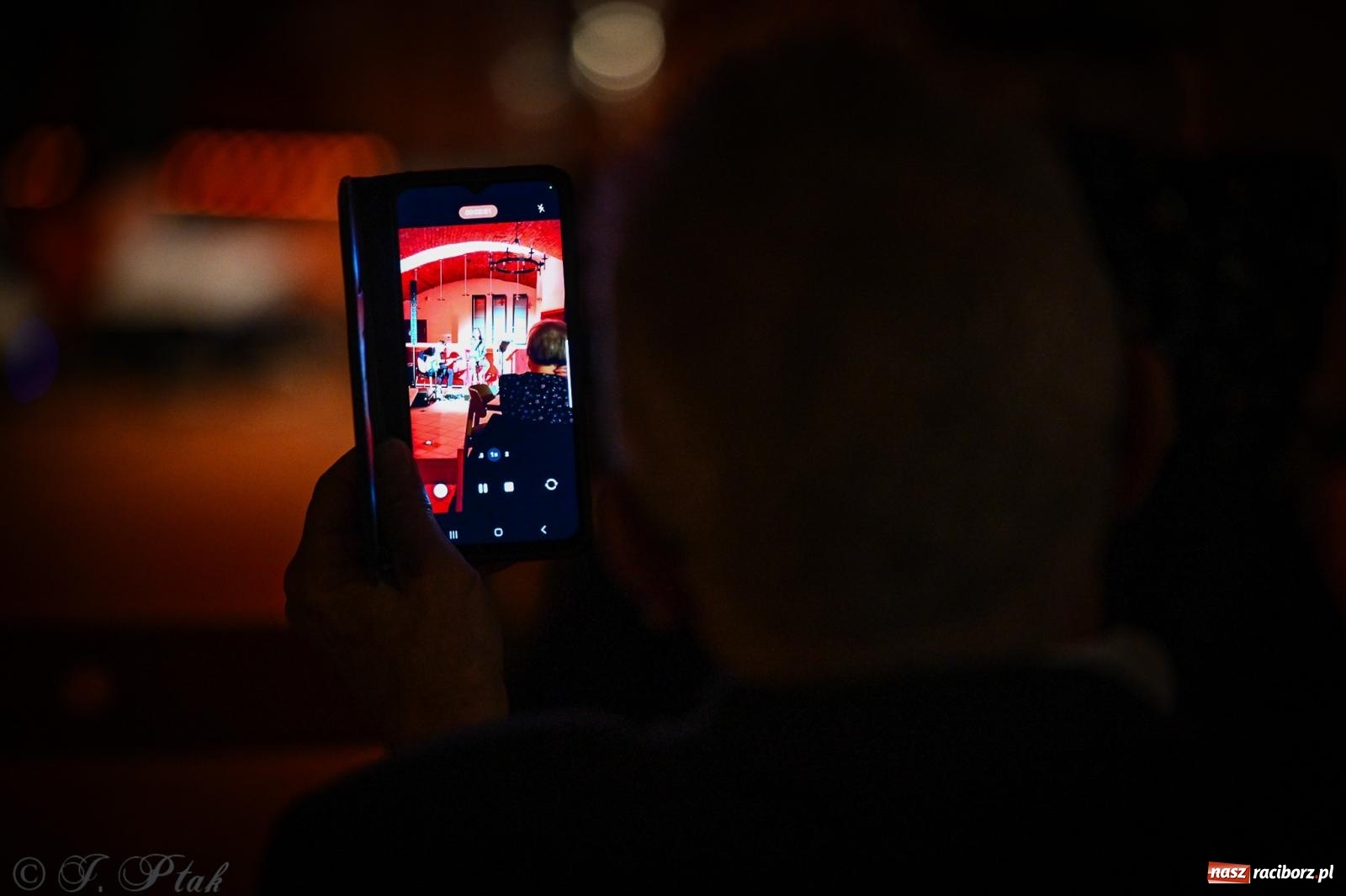 Zdjęcie w galerii na portalu naszraciborz.pl: EMI unplugged. Magiczny pierwszy koncert w zamkowej piwnicy [FOTO i WIDEO] wiadomości z regionu