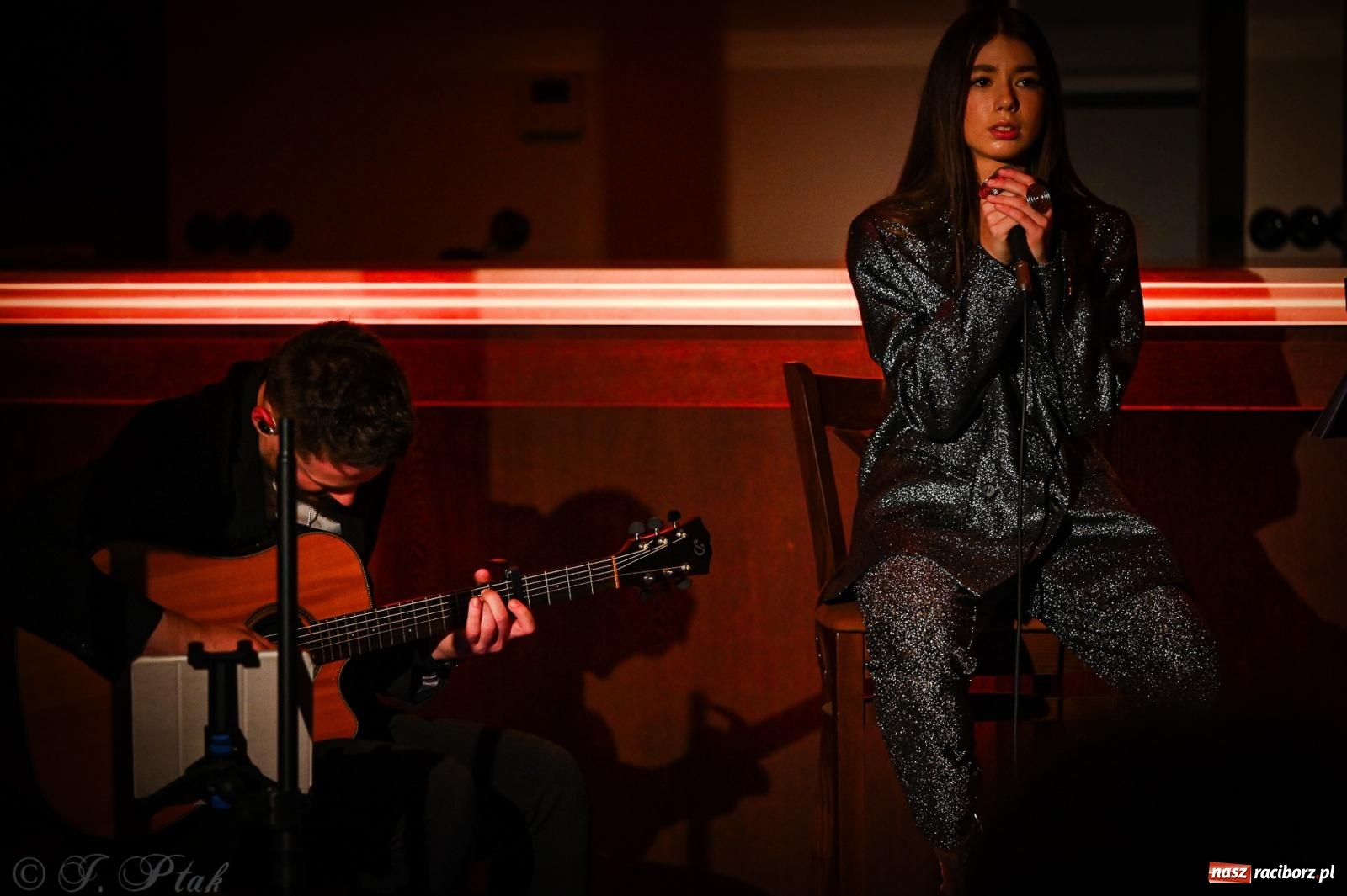 Zdjęcie w galerii na portalu naszraciborz.pl: EMI unplugged. Magiczny pierwszy koncert w zamkowej piwnicy [FOTO i WIDEO] wiadomości z regionu