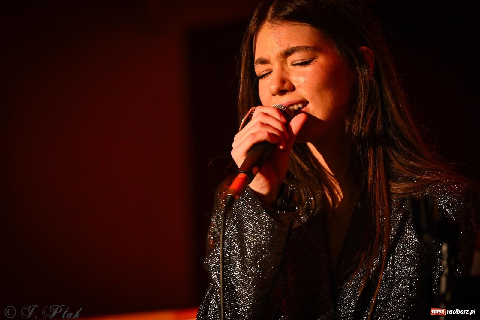 Zdjęcie w galerii na portalu naszraciborz.pl: EMI unplugged. Magiczny pierwszy koncert w zamkowej piwnicy [FOTO i WIDEO] wiadomości z regionu