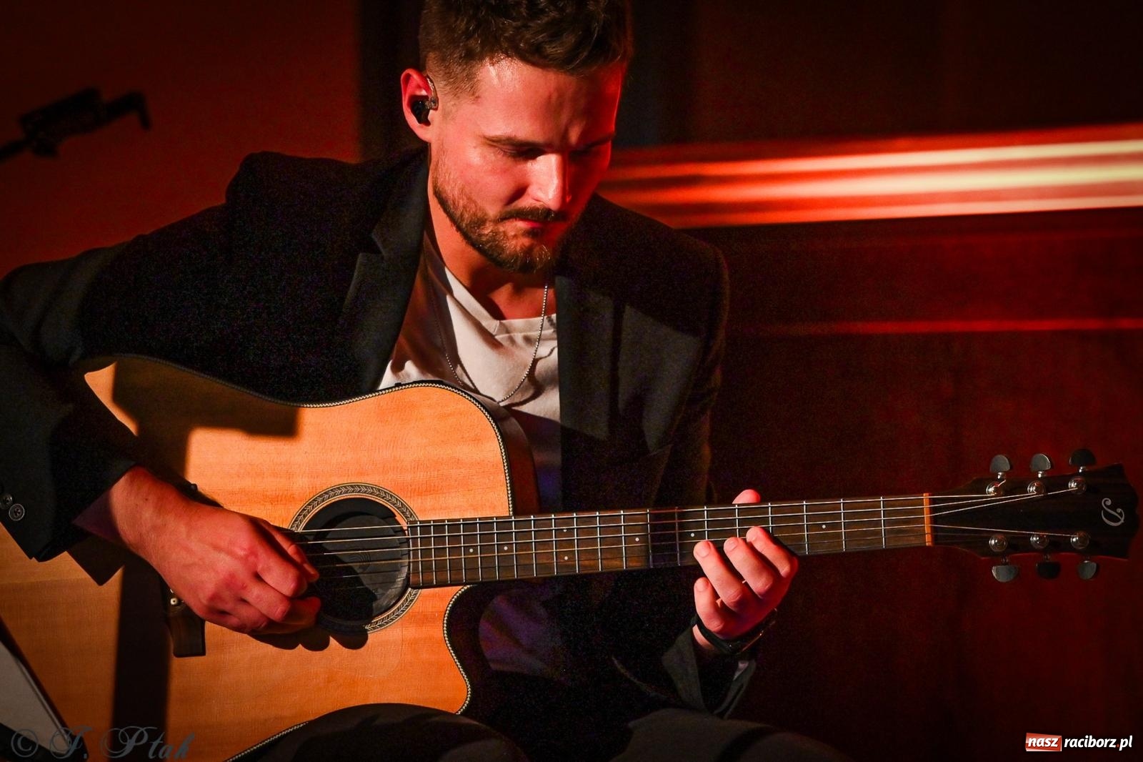 Zdjęcie w galerii na portalu naszraciborz.pl: EMI unplugged. Magiczny pierwszy koncert w zamkowej piwnicy [FOTO i WIDEO] wiadomości z regionu