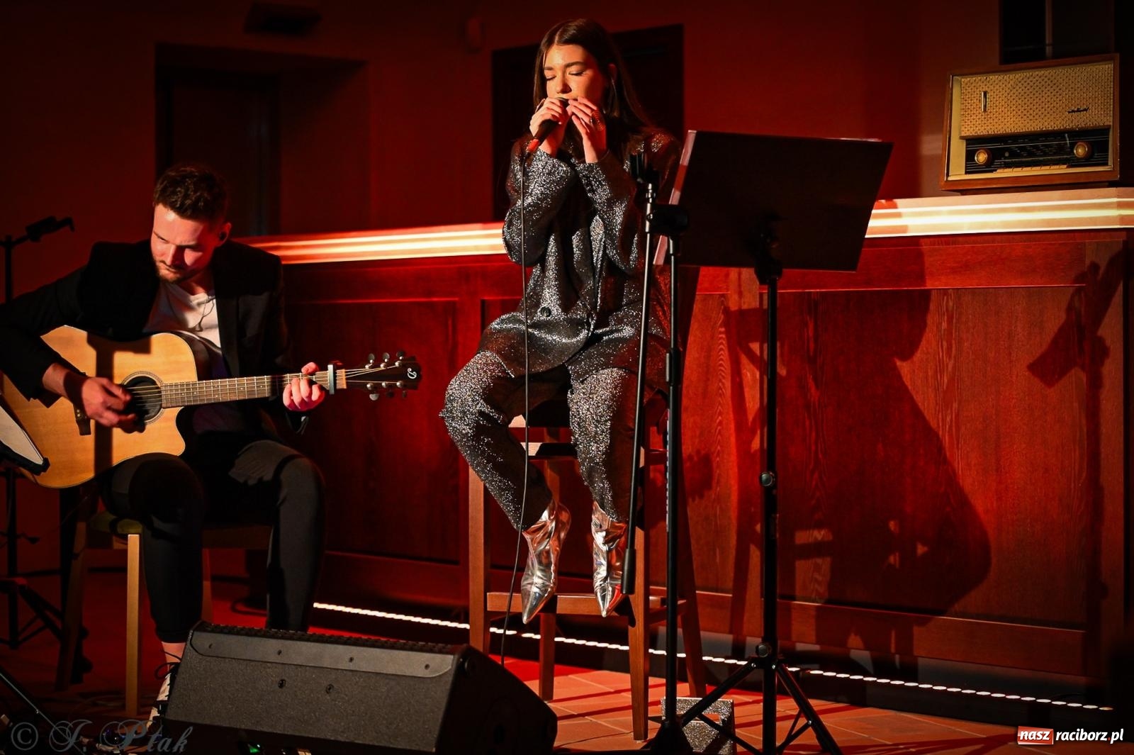 Zdjęcie w galerii na portalu naszraciborz.pl: EMI unplugged. Magiczny pierwszy koncert w zamkowej piwnicy [FOTO i WIDEO] wiadomości z regionu