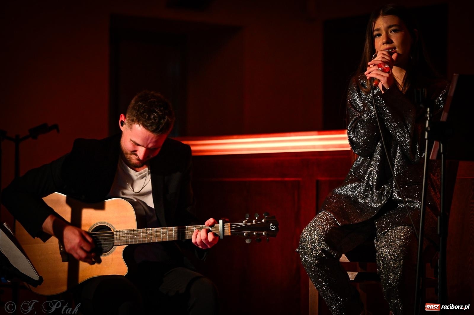 Zdjęcie w galerii na portalu naszraciborz.pl: EMI unplugged. Magiczny pierwszy koncert w zamkowej piwnicy [FOTO i WIDEO] wiadomości z regionu