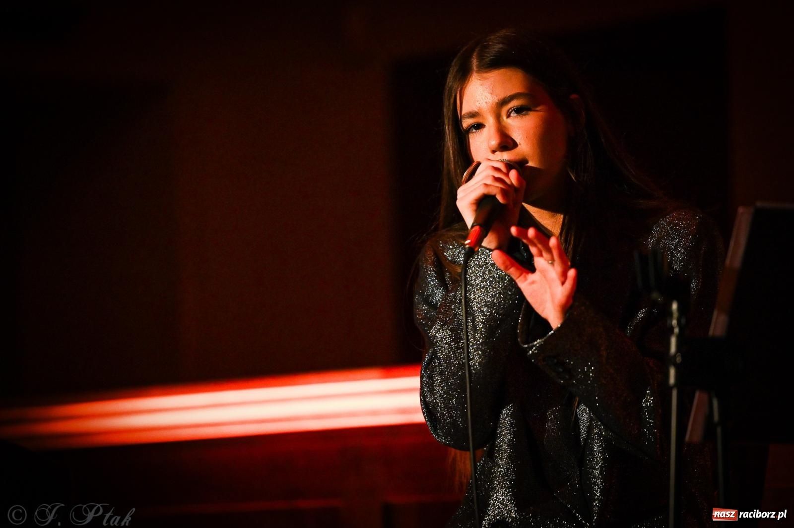 Zdjęcie w galerii na portalu naszraciborz.pl: EMI unplugged. Magiczny pierwszy koncert w zamkowej piwnicy [FOTO i WIDEO] wiadomości z regionu