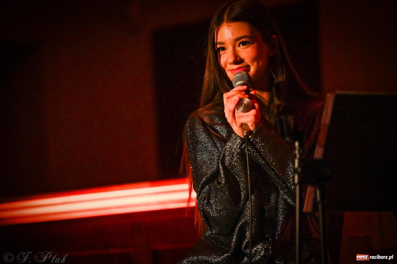 Zdjęcie w galerii na portalu naszraciborz.pl: EMI unplugged. Magiczny pierwszy koncert w zamkowej piwnicy [FOTO i WIDEO] wiadomości z regionu