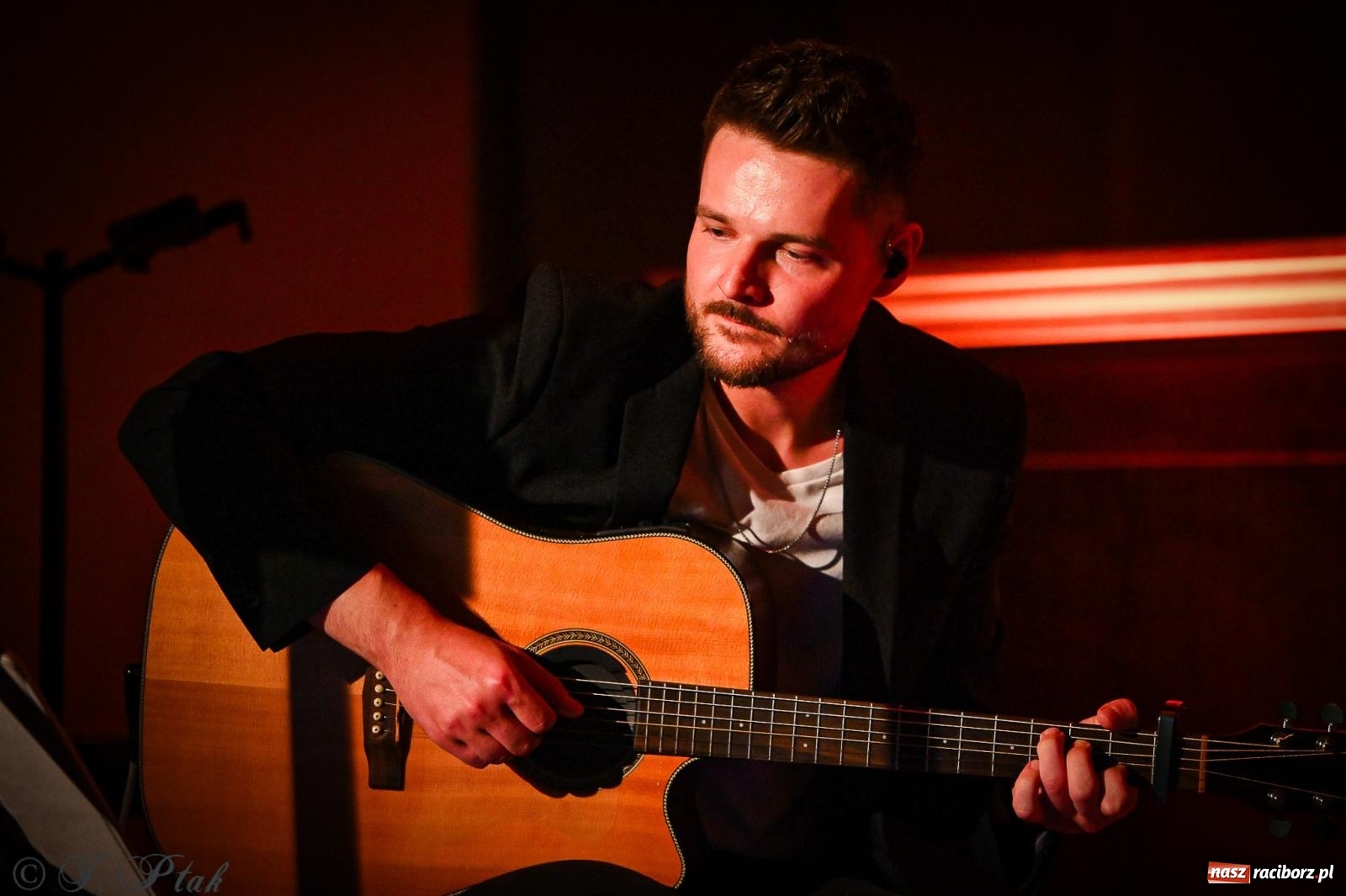 Zdjęcie w galerii na portalu naszraciborz.pl: EMI unplugged. Magiczny pierwszy koncert w zamkowej piwnicy [FOTO i WIDEO] wiadomości z regionu