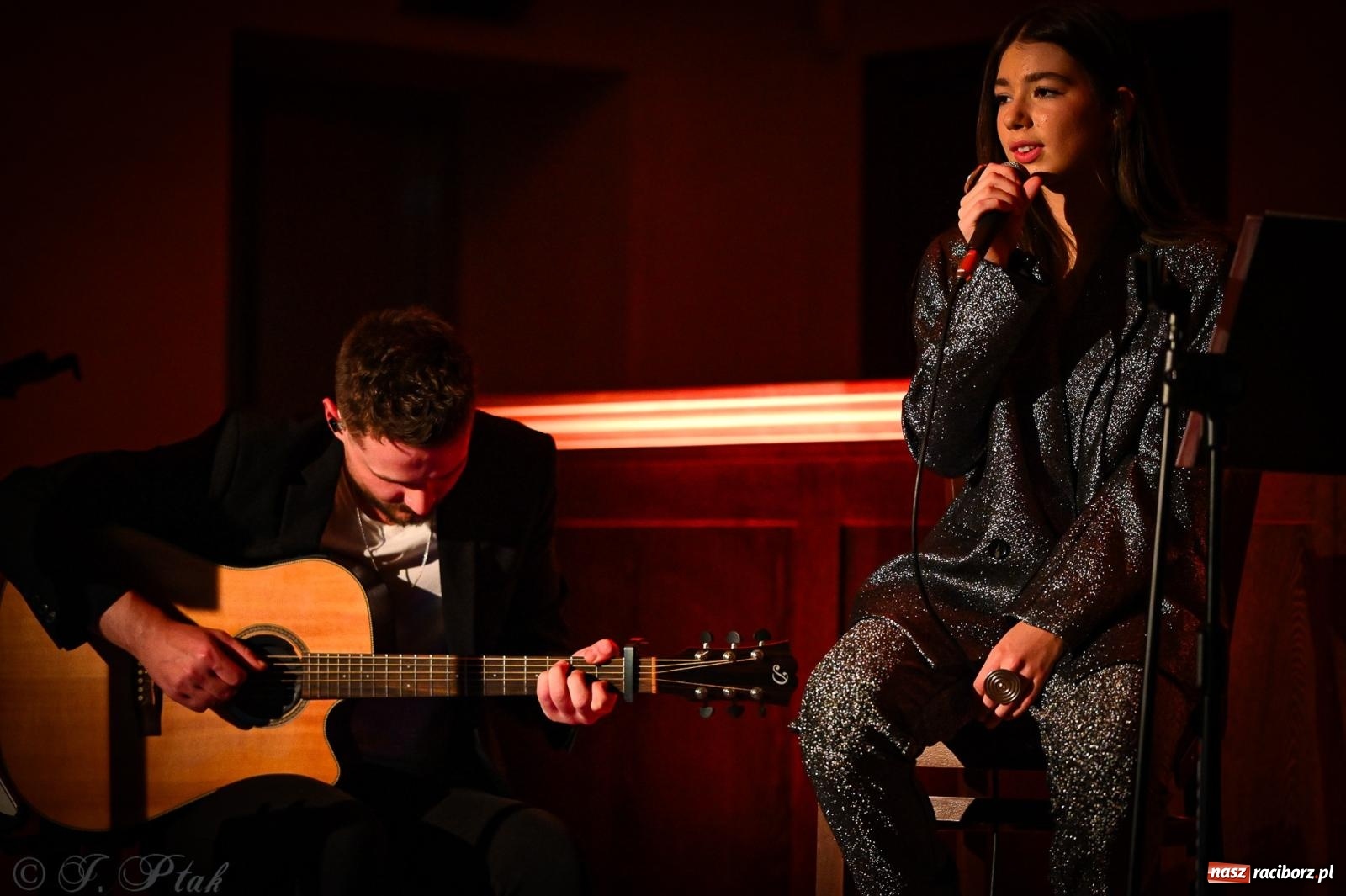 Zdjęcie w galerii na portalu naszraciborz.pl: EMI unplugged. Magiczny pierwszy koncert w zamkowej piwnicy [FOTO i WIDEO] wiadomości z regionu