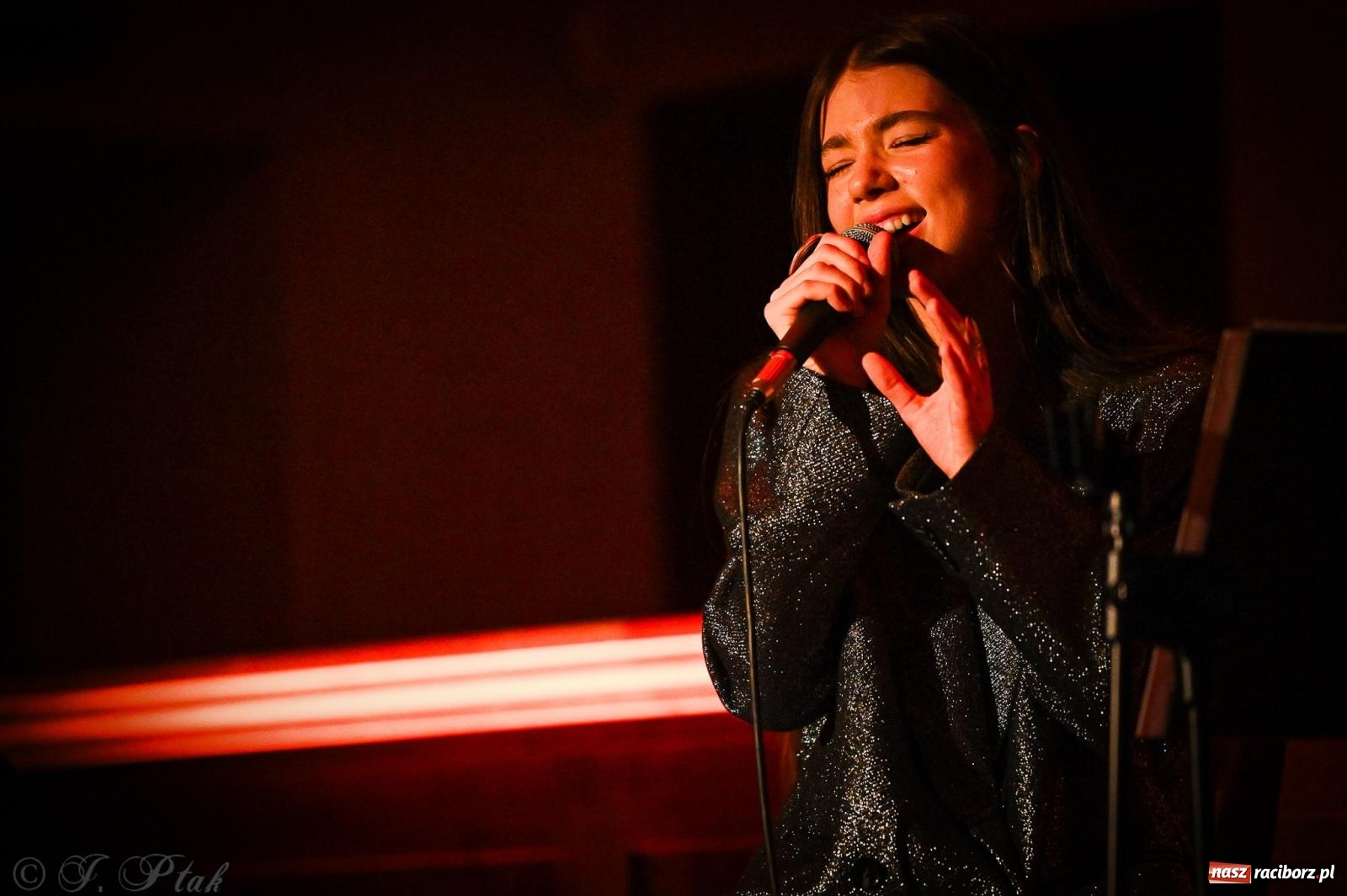 Zdjęcie w galerii na portalu naszraciborz.pl: EMI unplugged. Magiczny pierwszy koncert w zamkowej piwnicy [FOTO i WIDEO] wiadomości z regionu