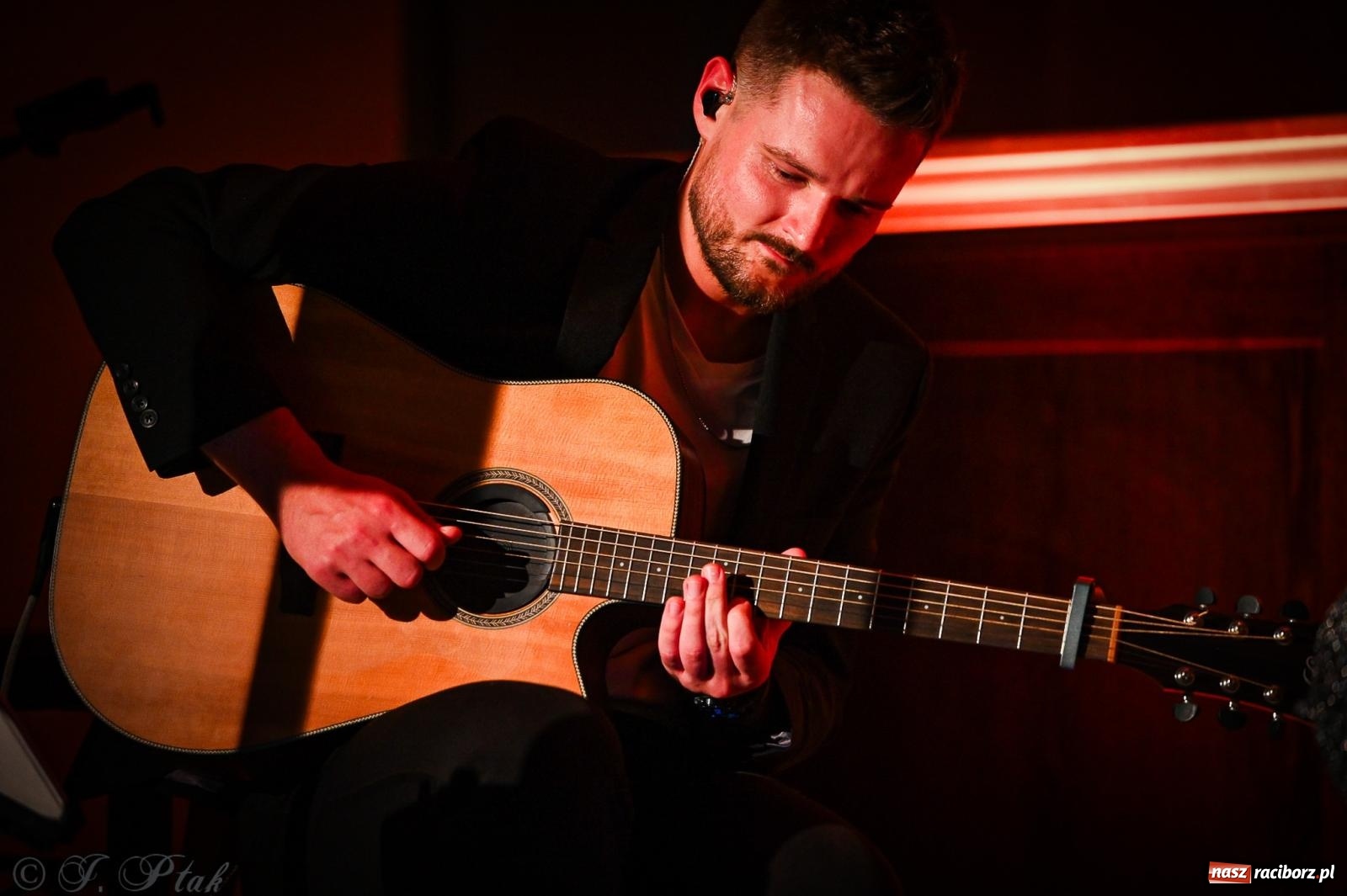 Zdjęcie w galerii na portalu naszraciborz.pl: EMI unplugged. Magiczny pierwszy koncert w zamkowej piwnicy [FOTO i WIDEO] wiadomości z regionu