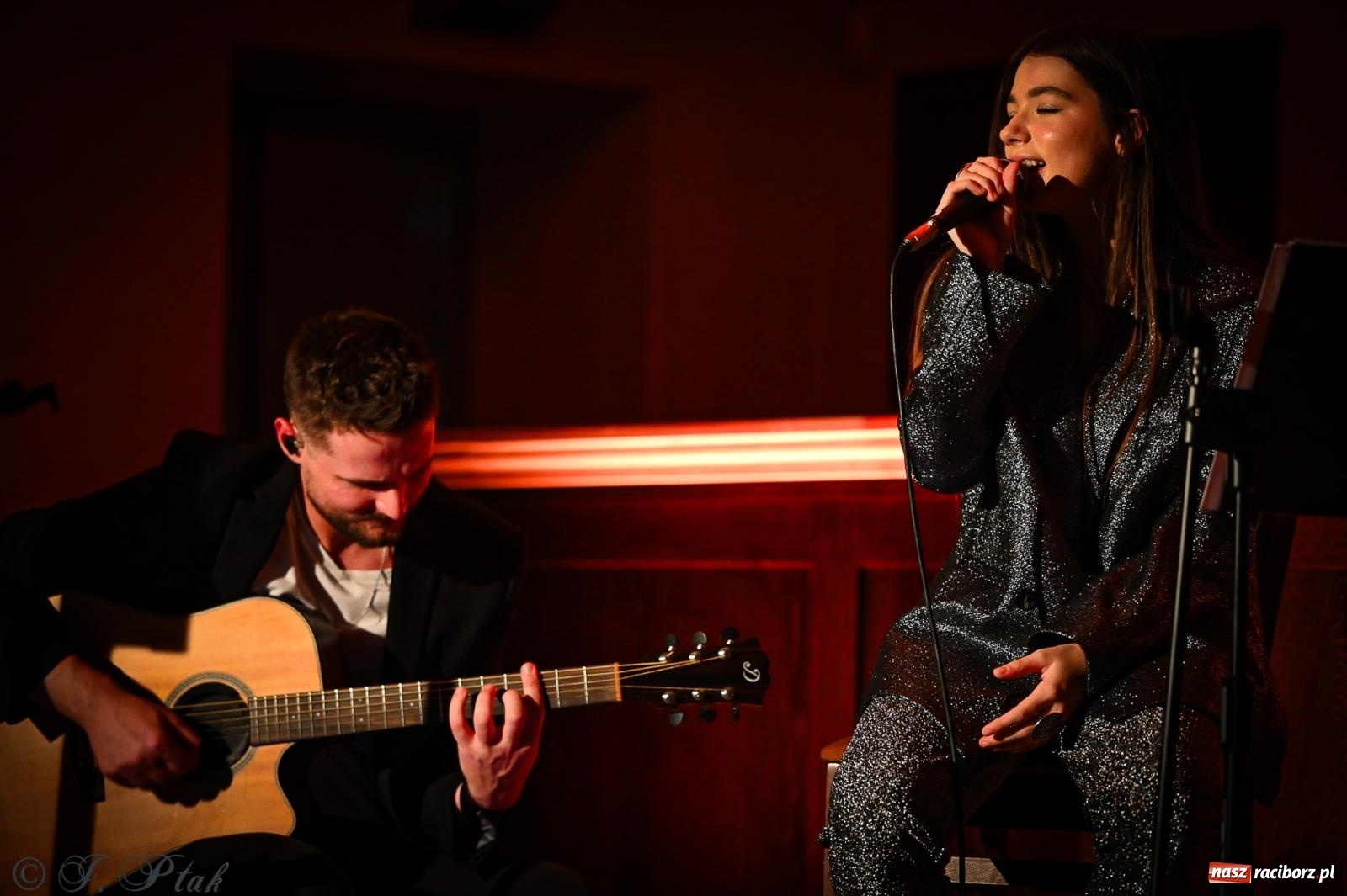 Zdjęcie w galerii na portalu naszraciborz.pl: EMI unplugged. Magiczny pierwszy koncert w zamkowej piwnicy [FOTO i WIDEO] wiadomości z regionu