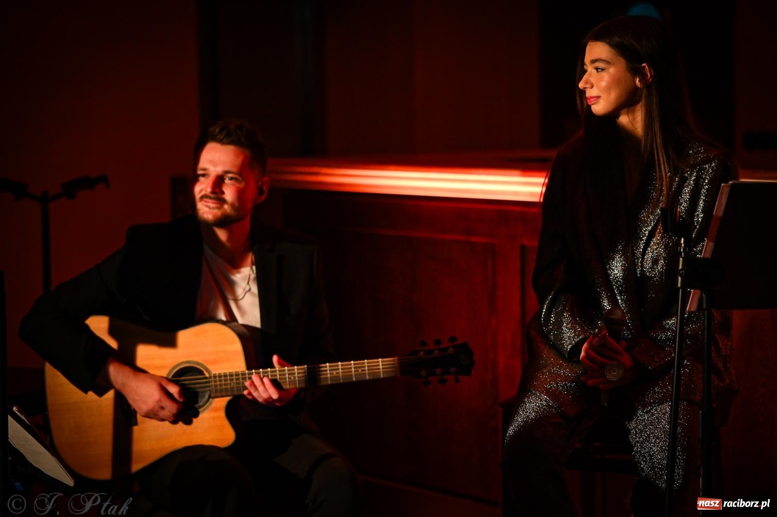 Zdjęcie w galerii na portalu naszraciborz.pl: EMI unplugged. Magiczny pierwszy koncert w zamkowej piwnicy [FOTO i WIDEO] wiadomości z regionu