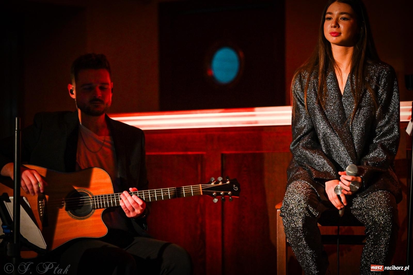 Zdjęcie w galerii na portalu naszraciborz.pl: EMI unplugged. Magiczny pierwszy koncert w zamkowej piwnicy [FOTO i WIDEO] wiadomości z regionu