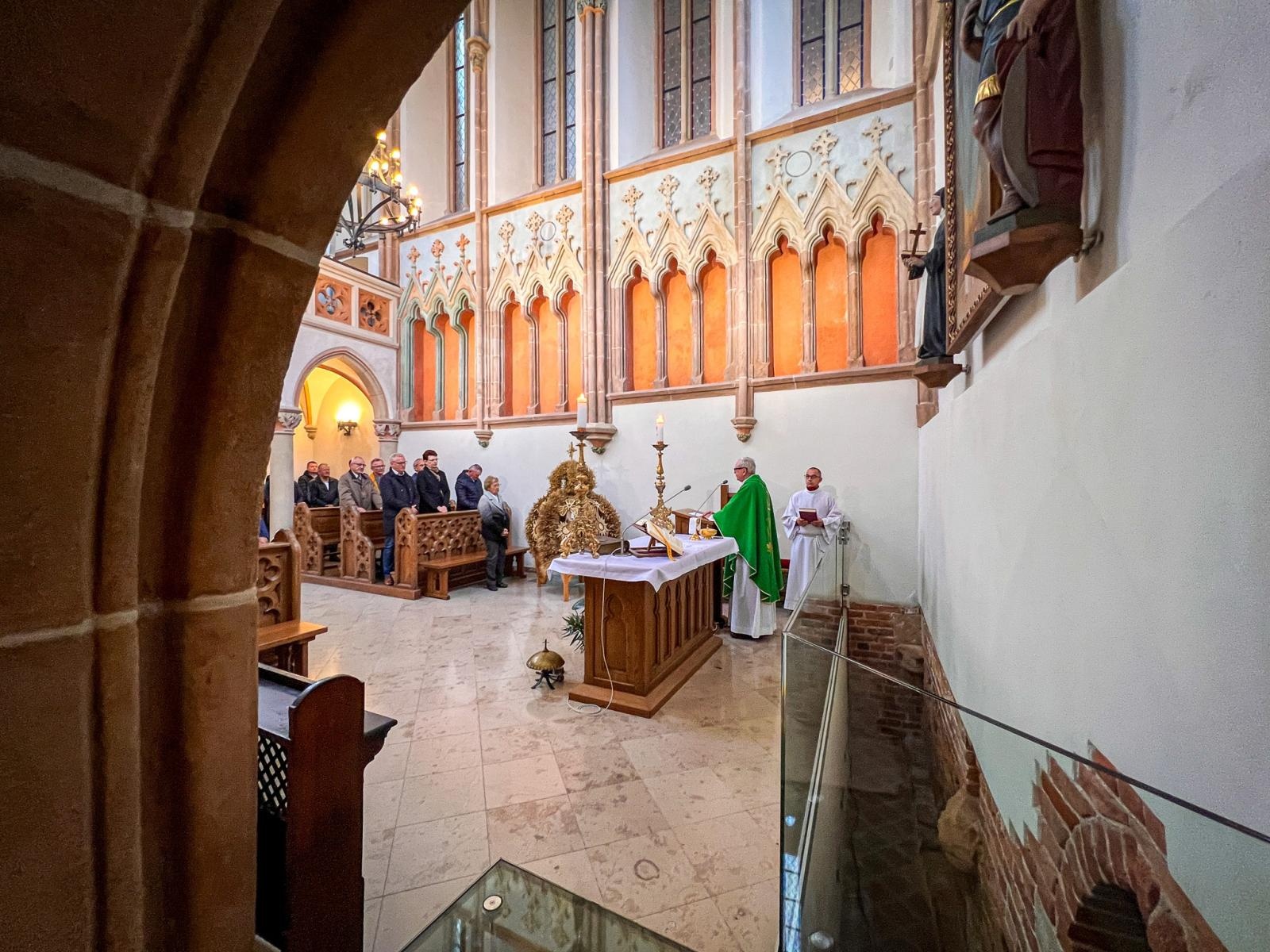 Zdjęcie w galerii na portalu naszraciborz.pl: Hodowcy i miłośnicy koni uczestniczyli w mszy św. na Zamku Piastowskim w Raciborzu wiadomości z regionu