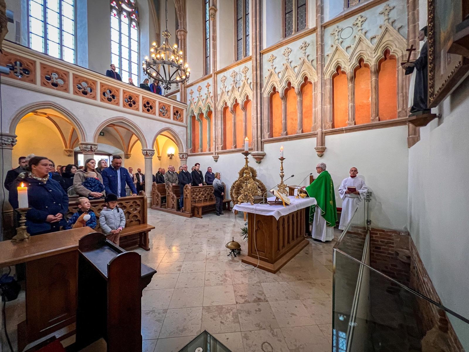 Zdjęcie w galerii na portalu naszraciborz.pl: Hodowcy i miłośnicy koni uczestniczyli w mszy św. na Zamku Piastowskim w Raciborzu wiadomości z regionu