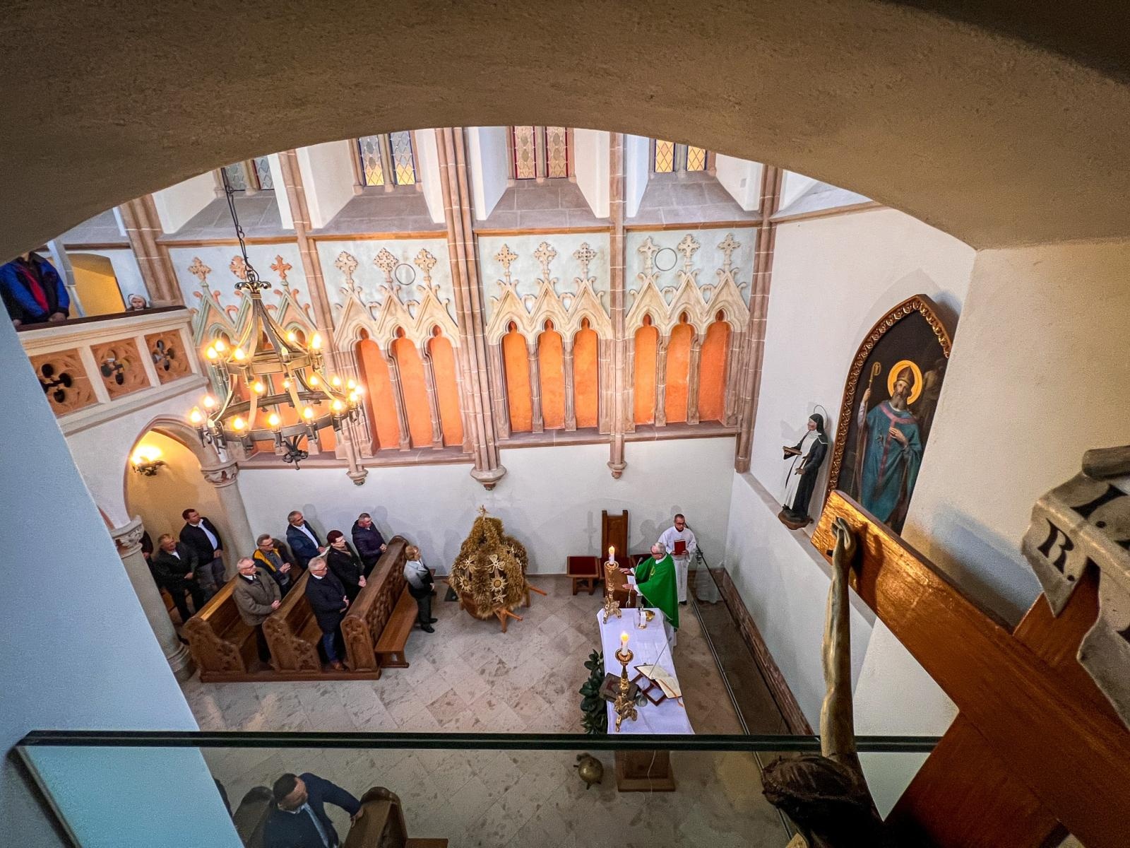 Zdjęcie w galerii na portalu naszraciborz.pl: Hodowcy i miłośnicy koni uczestniczyli w mszy św. na Zamku Piastowskim w Raciborzu wiadomości z regionu