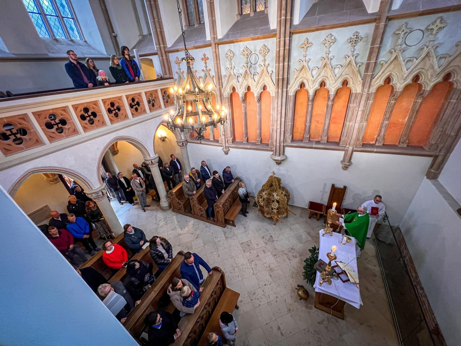 Zdjęcie w galerii na portalu naszraciborz.pl: Hodowcy i miłośnicy koni uczestniczyli w mszy św. na Zamku Piastowskim w Raciborzu wiadomości z regionu