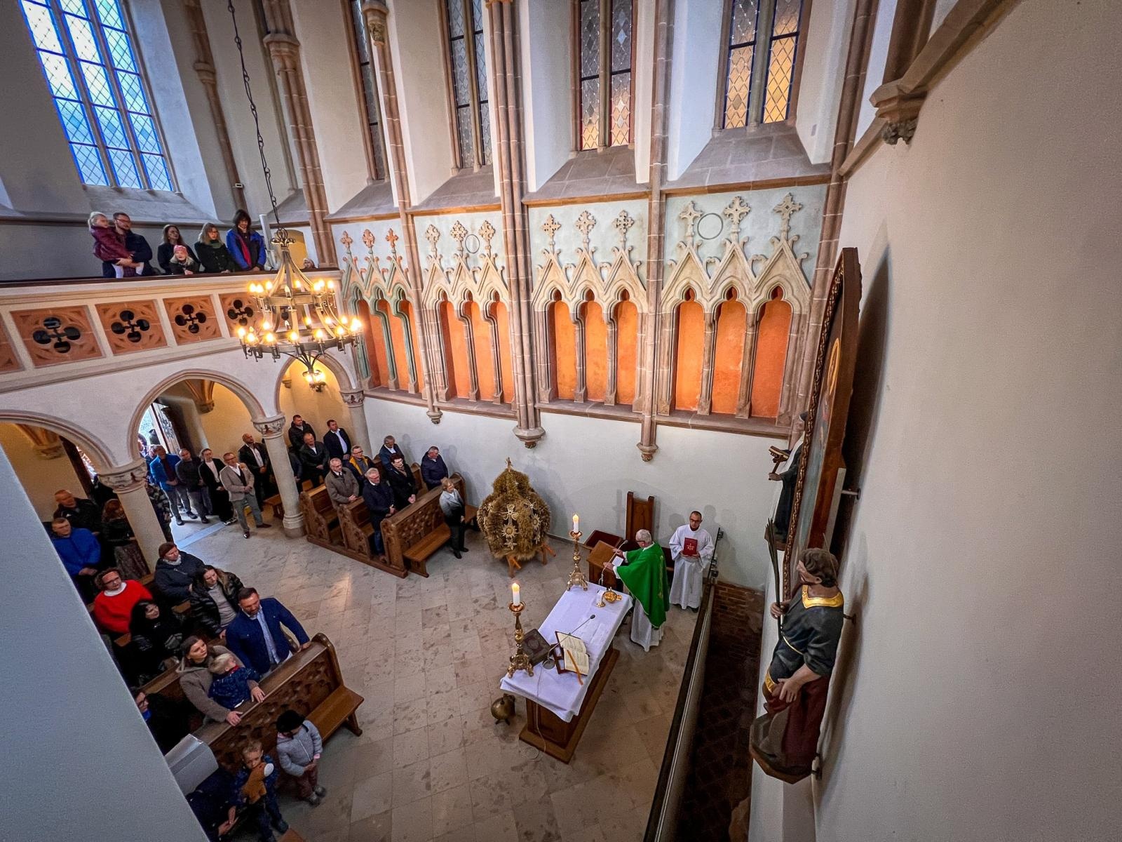 Zdjęcie w galerii na portalu naszraciborz.pl: Hodowcy i miłośnicy koni uczestniczyli w mszy św. na Zamku Piastowskim w Raciborzu wiadomości z regionu