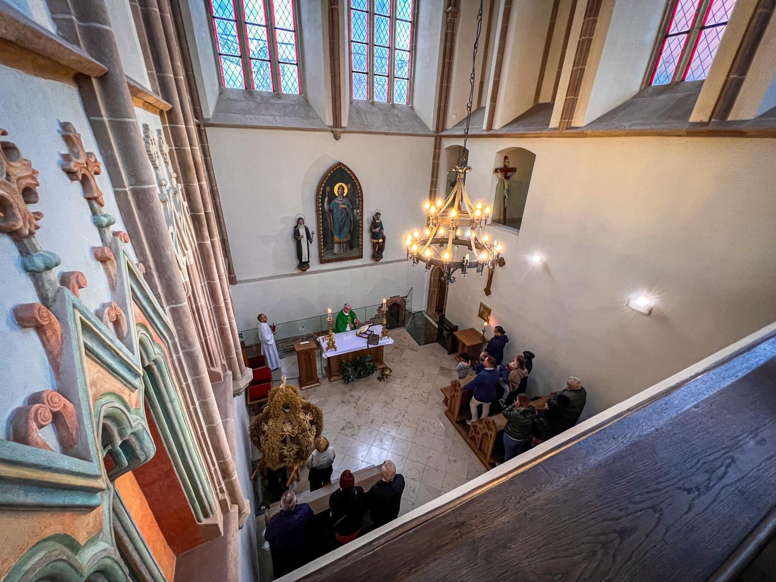 Zdjęcie w galerii na portalu naszraciborz.pl: Hodowcy i miłośnicy koni uczestniczyli w mszy św. na Zamku Piastowskim w Raciborzu wiadomości z regionu