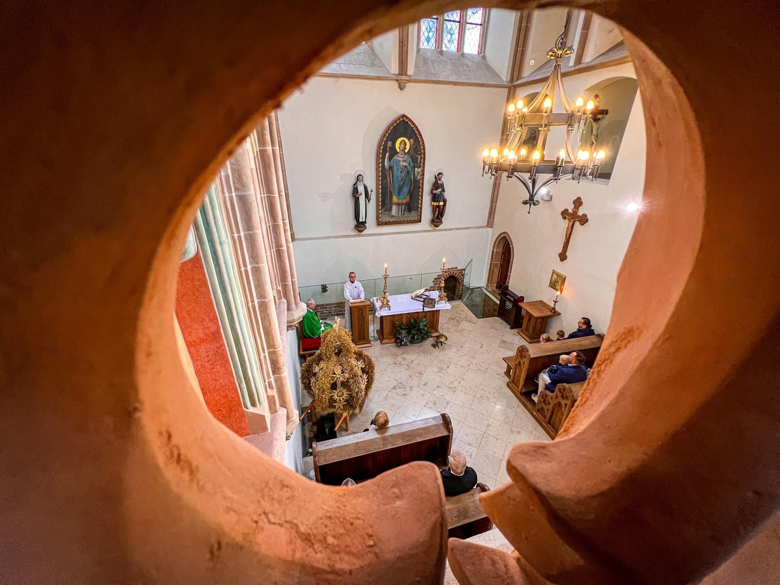 Zdjęcie w galerii na portalu naszraciborz.pl: Hodowcy i miłośnicy koni uczestniczyli w mszy św. na Zamku Piastowskim w Raciborzu wiadomości z regionu