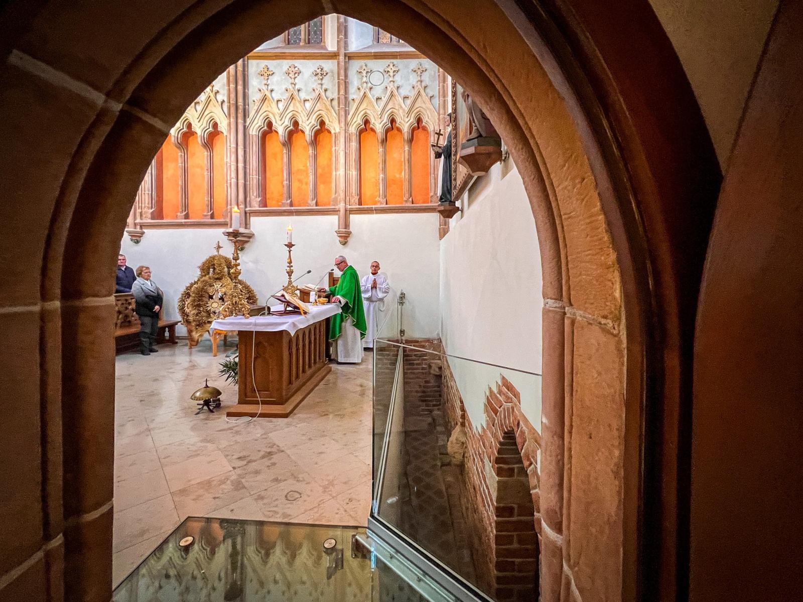 Zdjęcie w galerii na portalu naszraciborz.pl: Hodowcy i miłośnicy koni uczestniczyli w mszy św. na Zamku Piastowskim w Raciborzu wiadomości z regionu