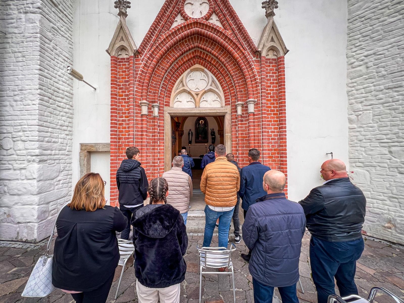Zdjęcie w galerii na portalu naszraciborz.pl: Hodowcy i miłośnicy koni uczestniczyli w mszy św. na Zamku Piastowskim w Raciborzu wiadomości z regionu
