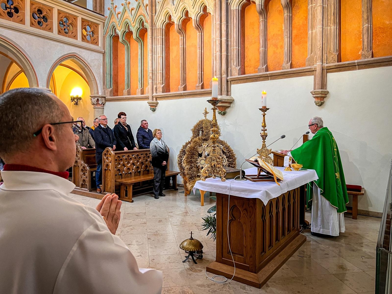 Zdjęcie w galerii na portalu naszraciborz.pl: Hodowcy i miłośnicy koni uczestniczyli w mszy św. na Zamku Piastowskim w Raciborzu wiadomości z regionu