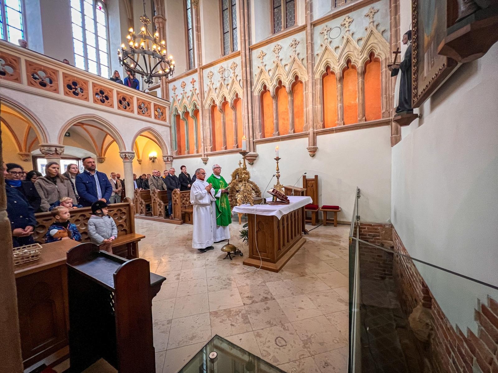 Zdjęcie w galerii na portalu naszraciborz.pl: Hodowcy i miłośnicy koni uczestniczyli w mszy św. na Zamku Piastowskim w Raciborzu wiadomości z regionu