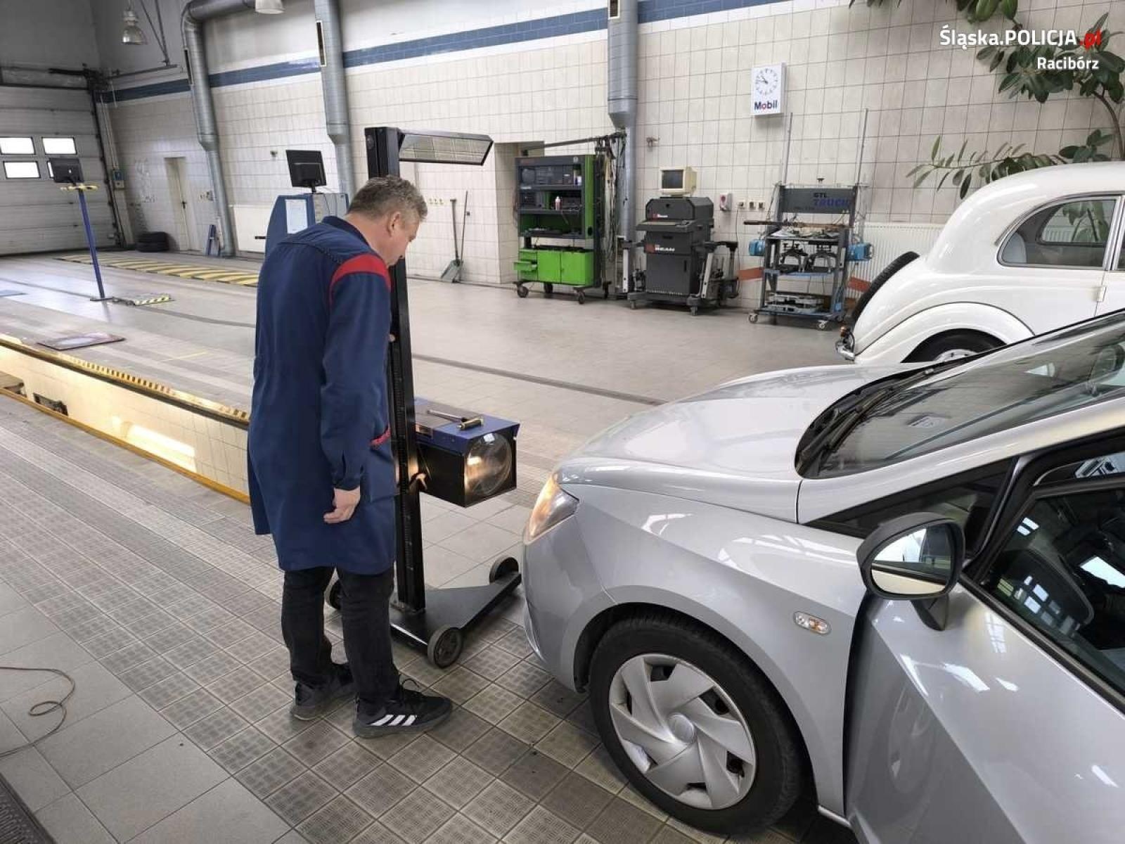 Zdjęcie w galerii na portalu naszraciborz.pl: Raciborska drogówka i diagności kontrolowali ustawienie świateł w samochodach wiadomości z regionu